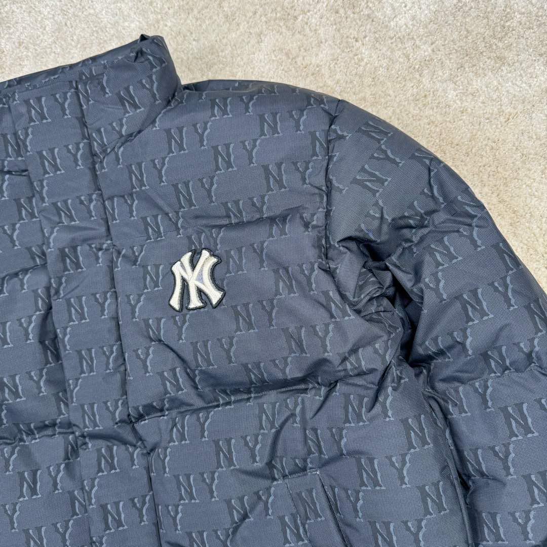 图片[6]-MLB MONOGRAM 系列 纽约洋基队 满印刺绣工艺加厚立领保暖舒适羽绒服 男女同款 今年MONOGRAM的人气席卷整个时尚界，这季MLB设计打破原有的简约版，破格推出NY Logo的印花的MONOGRAM鹅绒羽绒服。 MLB联名限量羽绒服，时尚潮流，保暖经典，老花高端大气，穿上身还以为是Gucci图！高级感贯穿全身重点是，这个老花保暖度完全媲美加拿大鹅超级挡风~因不受性别限制的设计作为情侣羽绒服也很棒！另外因为羽绒服本身的图案非常华丽，所以其他的造型单品全部搭配单色也能完成时尚穿搭~ 尺码：XS S M L XL 2XL-选品中心
