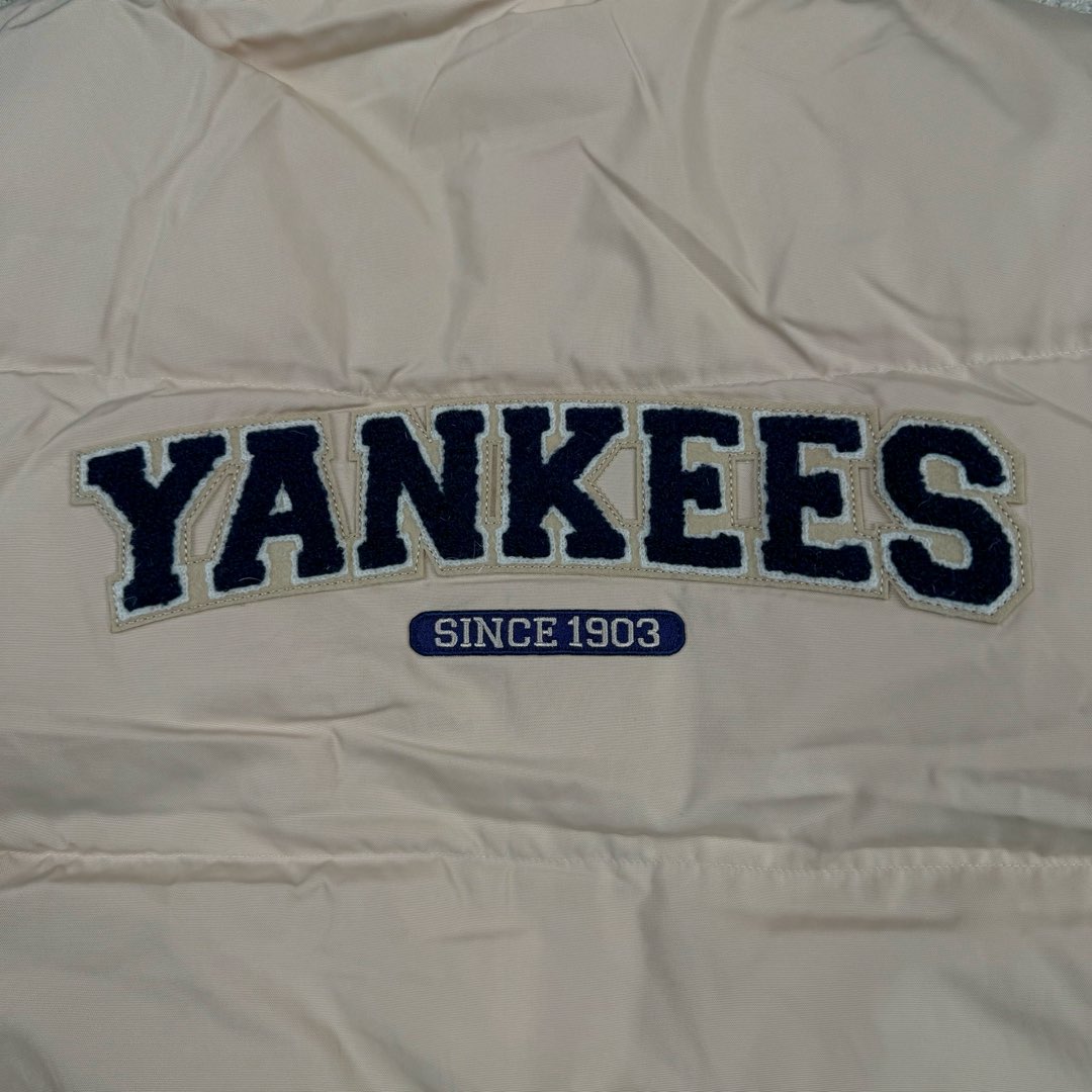 图片[12]-MLB FW23 纽约洋基队字母印花立领保暖填充防风长袖羽绒服短款男女同款 NY~原厂出品，能被韩国一众明星拿来当团服的，MLB今年羽绒服开挂了。经典黑白，今年这个卡其色真是绝绝子，配上MLB冠军球队ny标志好看的不能在好看了！ 这个蓬松度这个版型绝对是我的心头爱了高级~国标80%白鸭绒填充！ 冬日街头的慵懒风 蓬松度高，零下十几度穿着也没问题~立领设计走在户外把领子拉到最高。时尚潮流百搭，双手插进口袋非常暖和了，尺码让所有身材都可以轻松驾驭!款式经典不过时，保暖又实穿，百搭！可配情侣外套强烈推荐! 值得购入的MLB正品原单羽绒服 尺码：XS S M L XL XXL 尺码 衣长 肩宽 胸围 袖长 建议合适XS 65 55 119 60 90-110斤 Ｓ 67 56 124 61 115-130斤 Ｍ 69 57 129 62 135-145斤 L 71 58 134 63 145-155斤 XL 73 59 139 64 155-170斤 XXL 75 60 144 65 175-200斤-选品中心