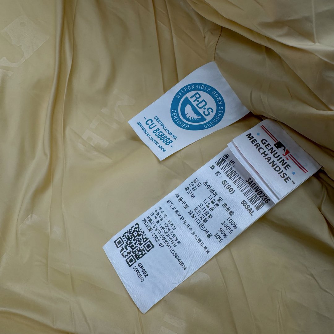 图片[14]-MLB FW23 纽约洋基队字母印花立领保暖填充防风长袖羽绒服短款男女同款 NY~原厂出品，能被韩国一众明星拿来当团服的，MLB今年羽绒服开挂了。经典黑白，今年这个卡其色真是绝绝子，配上MLB冠军球队ny标志好看的不能在好看了！ 这个蓬松度这个版型绝对是我的心头爱了高级~国标80%白鸭绒填充！ 冬日街头的慵懒风 蓬松度高，零下十几度穿着也没问题~立领设计走在户外把领子拉到最高。时尚潮流百搭，双手插进口袋非常暖和了，尺码让所有身材都可以轻松驾驭!款式经典不过时，保暖又实穿，百搭！可配情侣外套强烈推荐! 值得购入的MLB正品原单羽绒服 尺码：XS S M L XL XXL 尺码 衣长 肩宽 胸围 袖长 建议合适XS 65 55 119 60 90-110斤 Ｓ 67 56 124 61 115-130斤 Ｍ 69 57 129 62 135-145斤 L 71 58 134 63 145-155斤 XL 73 59 139 64 155-170斤 XXL 75 60 144 65 175-200斤-选品中心