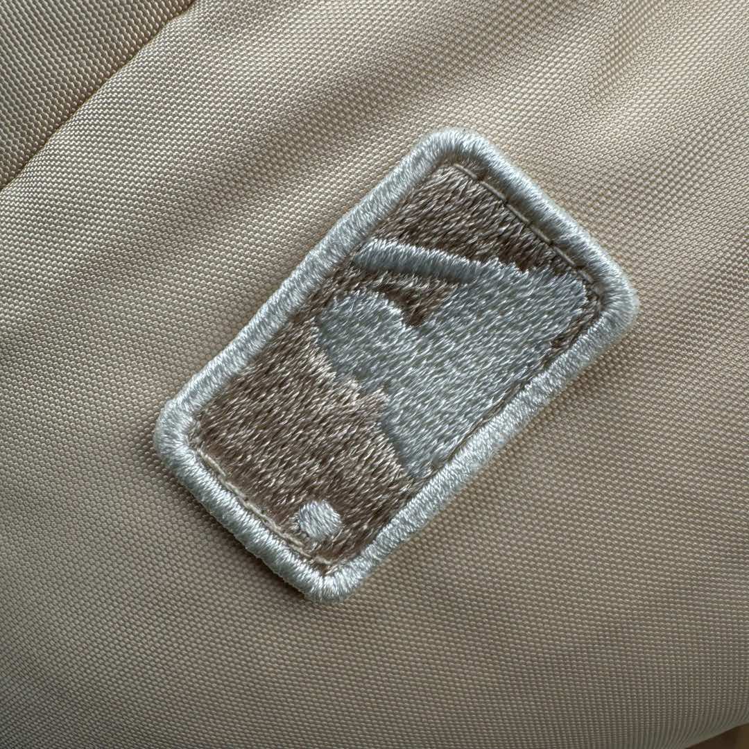 图片[13]-MLB FW23 纽约洋基队字母印花立领保暖填充防风长袖羽绒服短款男女同款 NY~原厂出品，能被韩国一众明星拿来当团服的，MLB今年羽绒服开挂了。经典黑白，今年这个卡其色真是绝绝子，配上MLB冠军球队ny标志好看的不能在好看了！ 这个蓬松度这个版型绝对是我的心头爱了高级~国标80%白鸭绒填充！ 冬日街头的慵懒风 蓬松度高，零下十几度穿着也没问题~立领设计走在户外把领子拉到最高。时尚潮流百搭，双手插进口袋非常暖和了，尺码让所有身材都可以轻松驾驭!款式经典不过时，保暖又实穿，百搭！可配情侣外套强烈推荐! 值得购入的MLB正品原单羽绒服 尺码：XS S M L XL XXL 尺码 衣长 肩宽 胸围 袖长 建议合适XS 65 55 119 60 90-110斤 Ｓ 67 56 124 61 115-130斤 Ｍ 69 57 129 62 135-145斤 L 71 58 134 63 145-155斤 XL 73 59 139 64 155-170斤 XXL 75 60 144 65 175-200斤-选品中心