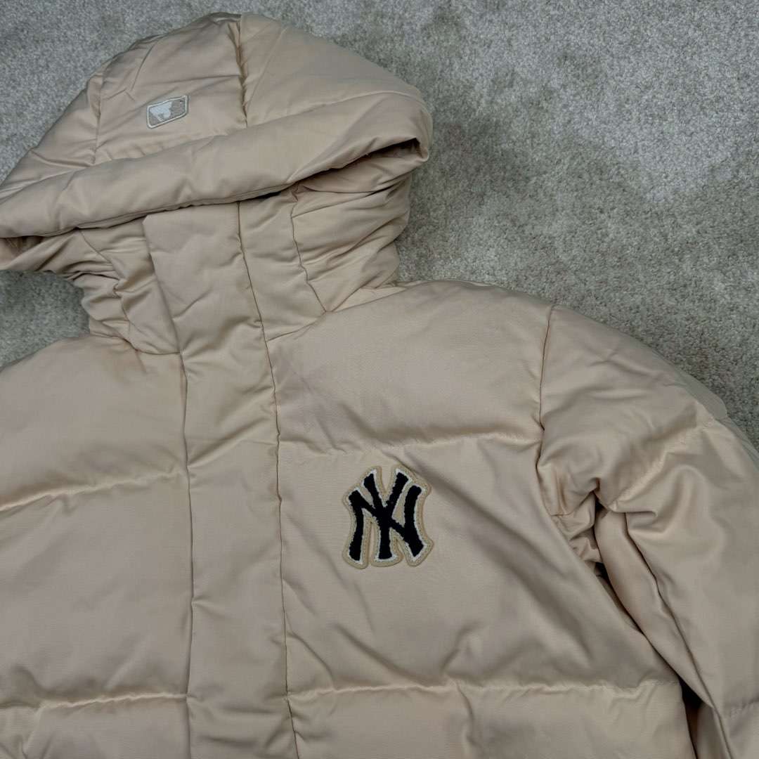 图片[8]-MLB FW23 纽约洋基队字母印花立领保暖填充防风长袖羽绒服短款男女同款 NY~原厂出品，能被韩国一众明星拿来当团服的，MLB今年羽绒服开挂了。经典黑白，今年这个卡其色真是绝绝子，配上MLB冠军球队ny标志好看的不能在好看了！ 这个蓬松度这个版型绝对是我的心头爱了高级~国标80%白鸭绒填充！ 冬日街头的慵懒风 蓬松度高，零下十几度穿着也没问题~立领设计走在户外把领子拉到最高。时尚潮流百搭，双手插进口袋非常暖和了，尺码让所有身材都可以轻松驾驭!款式经典不过时，保暖又实穿，百搭！可配情侣外套强烈推荐! 值得购入的MLB正品原单羽绒服 尺码：XS S M L XL XXL 尺码 衣长 肩宽 胸围 袖长 建议合适XS 65 55 119 60 90-110斤 Ｓ 67 56 124 61 115-130斤 Ｍ 69 57 129 62 135-145斤 L 71 58 134 63 145-155斤 XL 73 59 139 64 155-170斤 XXL 75 60 144 65 175-200斤-选品中心