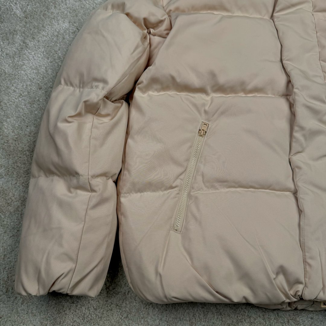 图片[5]-MLB FW23 纽约洋基队字母印花立领保暖填充防风长袖羽绒服短款男女同款 NY~原厂出品，能被韩国一众明星拿来当团服的，MLB今年羽绒服开挂了。经典黑白，今年这个卡其色真是绝绝子，配上MLB冠军球队ny标志好看的不能在好看了！ 这个蓬松度这个版型绝对是我的心头爱了高级~国标80%白鸭绒填充！ 冬日街头的慵懒风 蓬松度高，零下十几度穿着也没问题~立领设计走在户外把领子拉到最高。时尚潮流百搭，双手插进口袋非常暖和了，尺码让所有身材都可以轻松驾驭!款式经典不过时，保暖又实穿，百搭！可配情侣外套强烈推荐! 值得购入的MLB正品原单羽绒服 尺码：XS S M L XL XXL 尺码 衣长 肩宽 胸围 袖长 建议合适XS 65 55 119 60 90-110斤 Ｓ 67 56 124 61 115-130斤 Ｍ 69 57 129 62 135-145斤 L 71 58 134 63 145-155斤 XL 73 59 139 64 155-170斤 XXL 75 60 144 65 175-200斤-选品中心