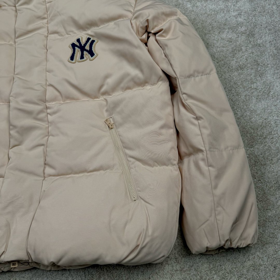 图片[6]-MLB FW23 纽约洋基队字母印花立领保暖填充防风长袖羽绒服短款男女同款 NY~原厂出品，能被韩国一众明星拿来当团服的，MLB今年羽绒服开挂了。经典黑白，今年这个卡其色真是绝绝子，配上MLB冠军球队ny标志好看的不能在好看了！ 这个蓬松度这个版型绝对是我的心头爱了高级~国标80%白鸭绒填充！ 冬日街头的慵懒风 蓬松度高，零下十几度穿着也没问题~立领设计走在户外把领子拉到最高。时尚潮流百搭，双手插进口袋非常暖和了，尺码让所有身材都可以轻松驾驭!款式经典不过时，保暖又实穿，百搭！可配情侣外套强烈推荐! 值得购入的MLB正品原单羽绒服 尺码：XS S M L XL XXL 尺码 衣长 肩宽 胸围 袖长 建议合适XS 65 55 119 60 90-110斤 Ｓ 67 56 124 61 115-130斤 Ｍ 69 57 129 62 135-145斤 L 71 58 134 63 145-155斤 XL 73 59 139 64 155-170斤 XXL 75 60 144 65 175-200斤-选品中心