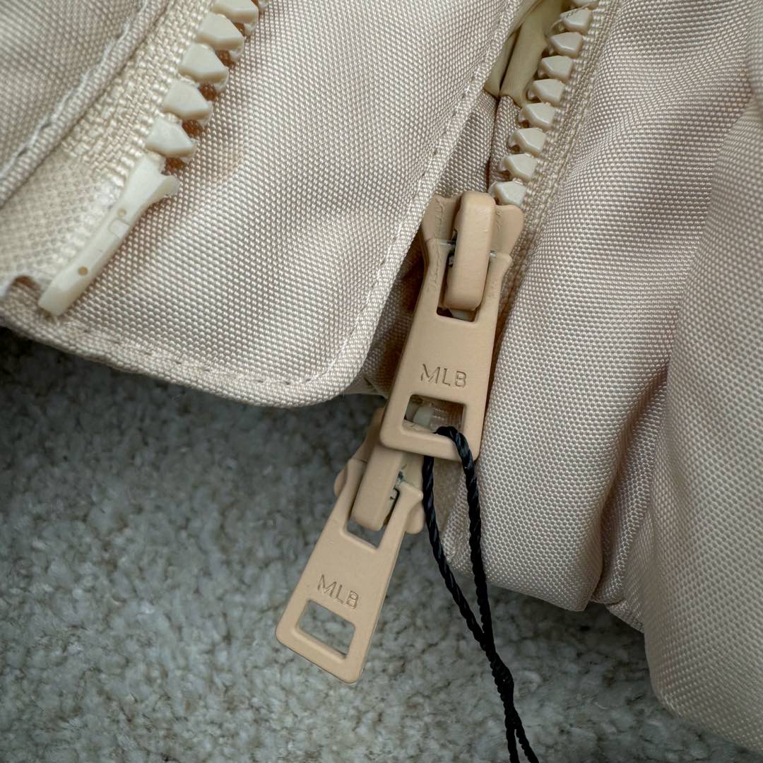 图片[17]-MLB FW23 纽约洋基队字母印花立领保暖填充防风长袖羽绒服短款男女同款 NY~原厂出品，能被韩国一众明星拿来当团服的，MLB今年羽绒服开挂了。经典黑白，今年这个卡其色真是绝绝子，配上MLB冠军球队ny标志好看的不能在好看了！ 这个蓬松度这个版型绝对是我的心头爱了高级~国标80%白鸭绒填充！ 冬日街头的慵懒风 蓬松度高，零下十几度穿着也没问题~立领设计走在户外把领子拉到最高。时尚潮流百搭，双手插进口袋非常暖和了，尺码让所有身材都可以轻松驾驭!款式经典不过时，保暖又实穿，百搭！可配情侣外套强烈推荐! 值得购入的MLB正品原单羽绒服 尺码：XS S M L XL XXL 尺码 衣长 肩宽 胸围 袖长 建议合适XS 65 55 119 60 90-110斤 Ｓ 67 56 124 61 115-130斤 Ｍ 69 57 129 62 135-145斤 L 71 58 134 63 145-155斤 XL 73 59 139 64 155-170斤 XXL 75 60 144 65 175-200斤-选品中心