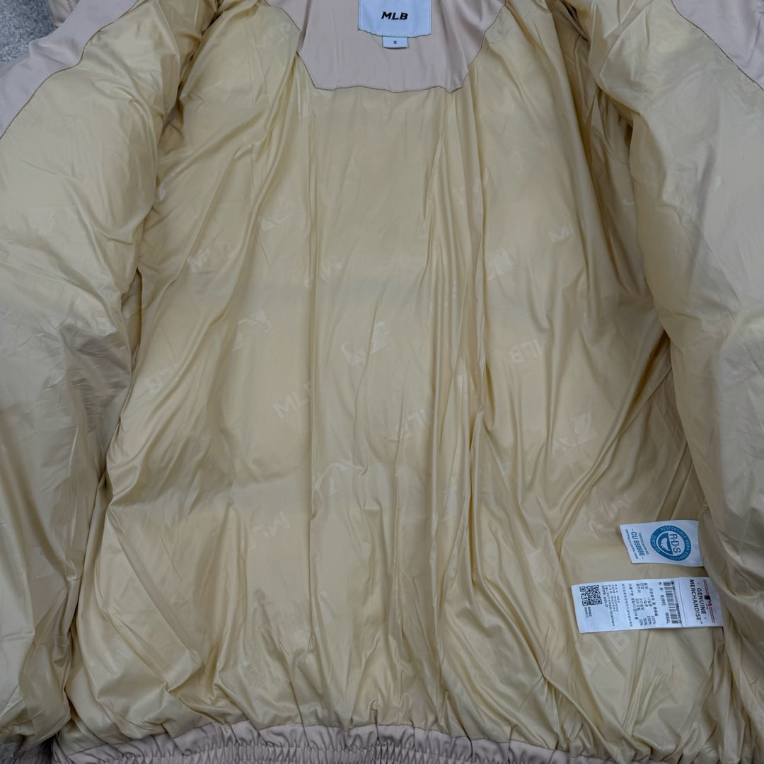 图片[16]-MLB FW23 纽约洋基队字母印花立领保暖填充防风长袖羽绒服短款男女同款 NY~原厂出品，能被韩国一众明星拿来当团服的，MLB今年羽绒服开挂了。经典黑白，今年这个卡其色真是绝绝子，配上MLB冠军球队ny标志好看的不能在好看了！ 这个蓬松度这个版型绝对是我的心头爱了高级~国标80%白鸭绒填充！ 冬日街头的慵懒风 蓬松度高，零下十几度穿着也没问题~立领设计走在户外把领子拉到最高。时尚潮流百搭，双手插进口袋非常暖和了，尺码让所有身材都可以轻松驾驭!款式经典不过时，保暖又实穿，百搭！可配情侣外套强烈推荐! 值得购入的MLB正品原单羽绒服 尺码：XS S M L XL XXL 尺码 衣长 肩宽 胸围 袖长 建议合适XS 65 55 119 60 90-110斤 Ｓ 67 56 124 61 115-130斤 Ｍ 69 57 129 62 135-145斤 L 71 58 134 63 145-155斤 XL 73 59 139 64 155-170斤 XXL 75 60 144 65 175-200斤-选品中心