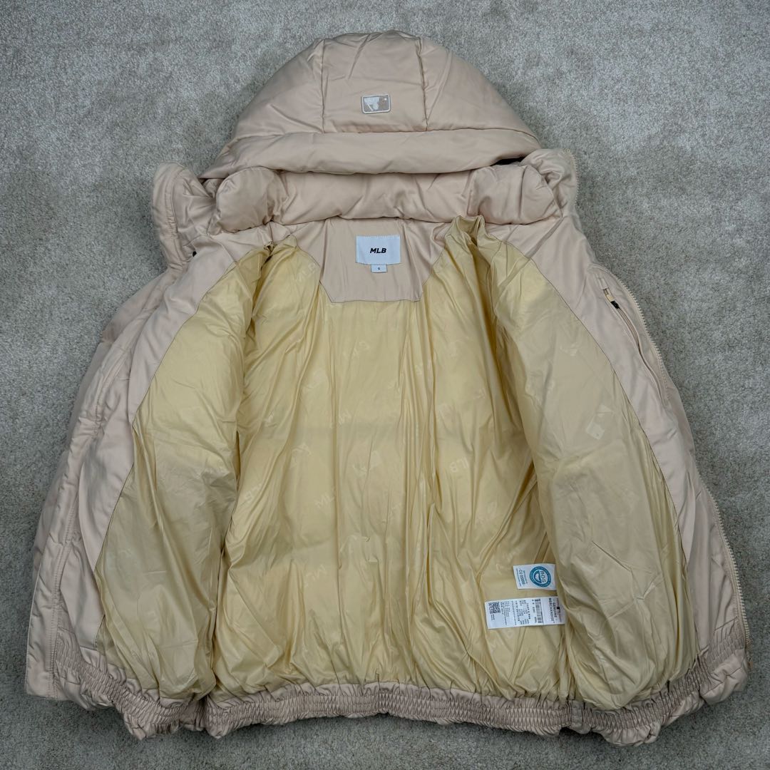 图片[3]-MLB FW23 纽约洋基队字母印花立领保暖填充防风长袖羽绒服短款男女同款 NY~原厂出品，能被韩国一众明星拿来当团服的，MLB今年羽绒服开挂了。经典黑白，今年这个卡其色真是绝绝子，配上MLB冠军球队ny标志好看的不能在好看了！ 这个蓬松度这个版型绝对是我的心头爱了高级~国标80%白鸭绒填充！ 冬日街头的慵懒风 蓬松度高，零下十几度穿着也没问题~立领设计走在户外把领子拉到最高。时尚潮流百搭，双手插进口袋非常暖和了，尺码让所有身材都可以轻松驾驭!款式经典不过时，保暖又实穿，百搭！可配情侣外套强烈推荐! 值得购入的MLB正品原单羽绒服 尺码：XS S M L XL XXL 尺码 衣长 肩宽 胸围 袖长 建议合适XS 65 55 119 60 90-110斤 Ｓ 67 56 124 61 115-130斤 Ｍ 69 57 129 62 135-145斤 L 71 58 134 63 145-155斤 XL 73 59 139 64 155-170斤 XXL 75 60 144 65 175-200斤-选品中心