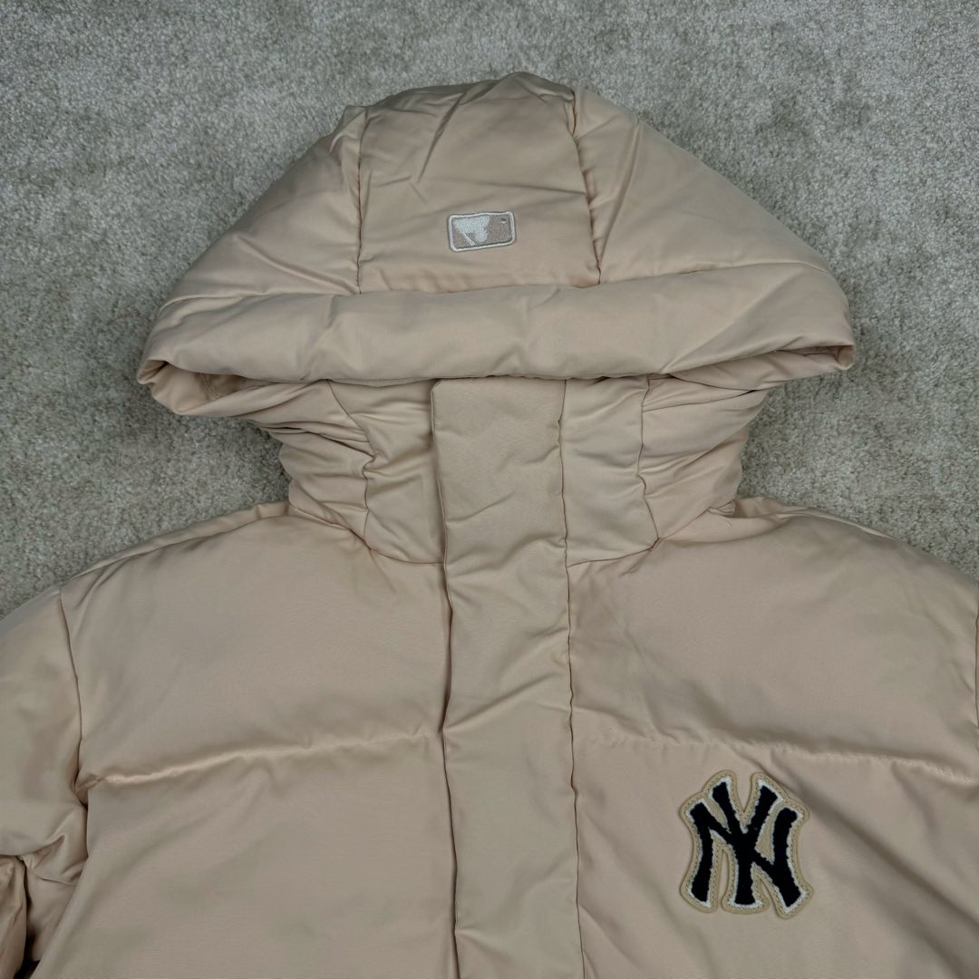 图片[4]-MLB FW23 纽约洋基队字母印花立领保暖填充防风长袖羽绒服短款男女同款 NY~原厂出品，能被韩国一众明星拿来当团服的，MLB今年羽绒服开挂了。经典黑白，今年这个卡其色真是绝绝子，配上MLB冠军球队ny标志好看的不能在好看了！ 这个蓬松度这个版型绝对是我的心头爱了高级~国标80%白鸭绒填充！ 冬日街头的慵懒风 蓬松度高，零下十几度穿着也没问题~立领设计走在户外把领子拉到最高。时尚潮流百搭，双手插进口袋非常暖和了，尺码让所有身材都可以轻松驾驭!款式经典不过时，保暖又实穿，百搭！可配情侣外套强烈推荐! 值得购入的MLB正品原单羽绒服 尺码：XS S M L XL XXL 尺码 衣长 肩宽 胸围 袖长 建议合适XS 65 55 119 60 90-110斤 Ｓ 67 56 124 61 115-130斤 Ｍ 69 57 129 62 135-145斤 L 71 58 134 63 145-155斤 XL 73 59 139 64 155-170斤 XXL 75 60 144 65 175-200斤-选品中心