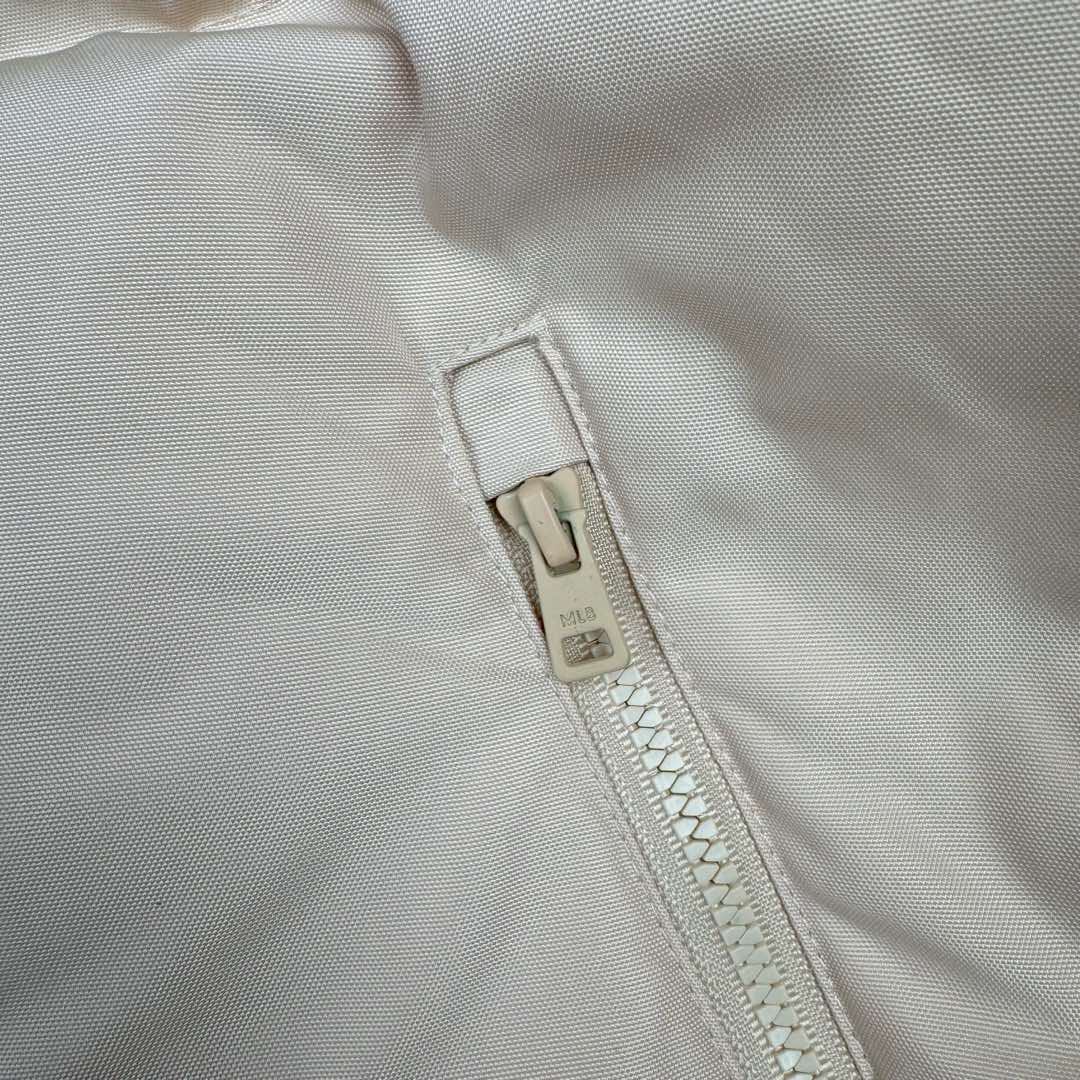 图片[10]-MLB FW23 纽约洋基队字母印花立领保暖填充防风长袖羽绒服短款男女同款 NY~原厂出品，能被韩国一众明星拿来当团服的，MLB今年羽绒服开挂了。经典黑白，今年这个卡其色真是绝绝子，配上MLB冠军球队ny标志好看的不能在好看了！ 这个蓬松度这个版型绝对是我的心头爱了高级~国标80%白鸭绒填充！ 冬日街头的慵懒风 蓬松度高，零下十几度穿着也没问题~立领设计走在户外把领子拉到最高。时尚潮流百搭，双手插进口袋非常暖和了，尺码让所有身材都可以轻松驾驭!款式经典不过时，保暖又实穿，百搭！可配情侣外套强烈推荐! 值得购入的MLB正品原单羽绒服 尺码：XS S M L XL XXL 尺码 衣长 肩宽 胸围 袖长 建议合适XS 65 55 119 60 90-110斤 Ｓ 67 56 124 61 115-130斤 Ｍ 69 57 129 62 135-145斤 L 71 58 134 63 145-155斤 XL 73 59 139 64 155-170斤 XXL 75 60 144 65 175-200斤-选品中心