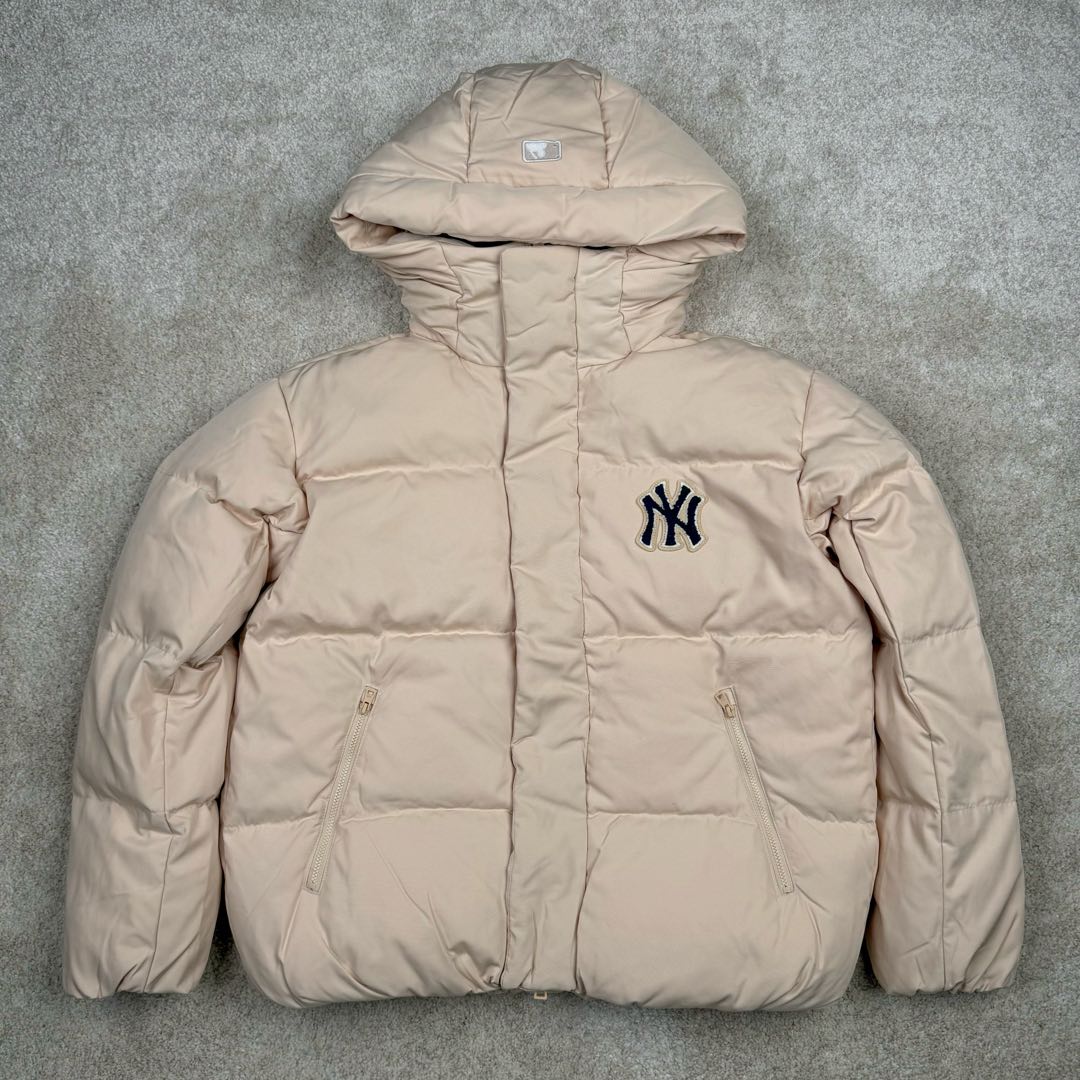 MLB FW23 纽约洋基队字母印花立领保暖填充防风长袖羽绒服短款男女同款 NY~原厂出品，能被韩国一众明星拿来当团服的，MLB今年羽绒服开挂了。经典黑白，今年这个卡其色真是绝绝子，配上MLB冠军球队ny标志好看的不能在好看了！ 这个蓬松度这个版型绝对是我的心头爱了高级~国标80%白鸭绒填充！ 冬日街头的慵懒风 蓬松度高，零下十几度穿着也没问题~立领设计走在户外把领子拉到最高。时尚潮流百搭，双手插进口袋非常暖和了，尺码让所有身材都可以轻松驾驭!款式经典不过时，保暖又实穿，百搭！可配情侣外套强烈推荐! 值得购入的MLB正品原单羽绒服 尺码：XS S M L XL XXL 尺码 衣长 肩宽 胸围 袖长 建议合适XS 65 55 119 60 90-110斤 Ｓ 67 56 124 61 115-130斤 Ｍ 69 57 129 62 135-145斤 L 71 58 134 63 145-155斤 XL 73 59 139 64 155-170斤 XXL 75 60 144 65 175-200斤-选品中心