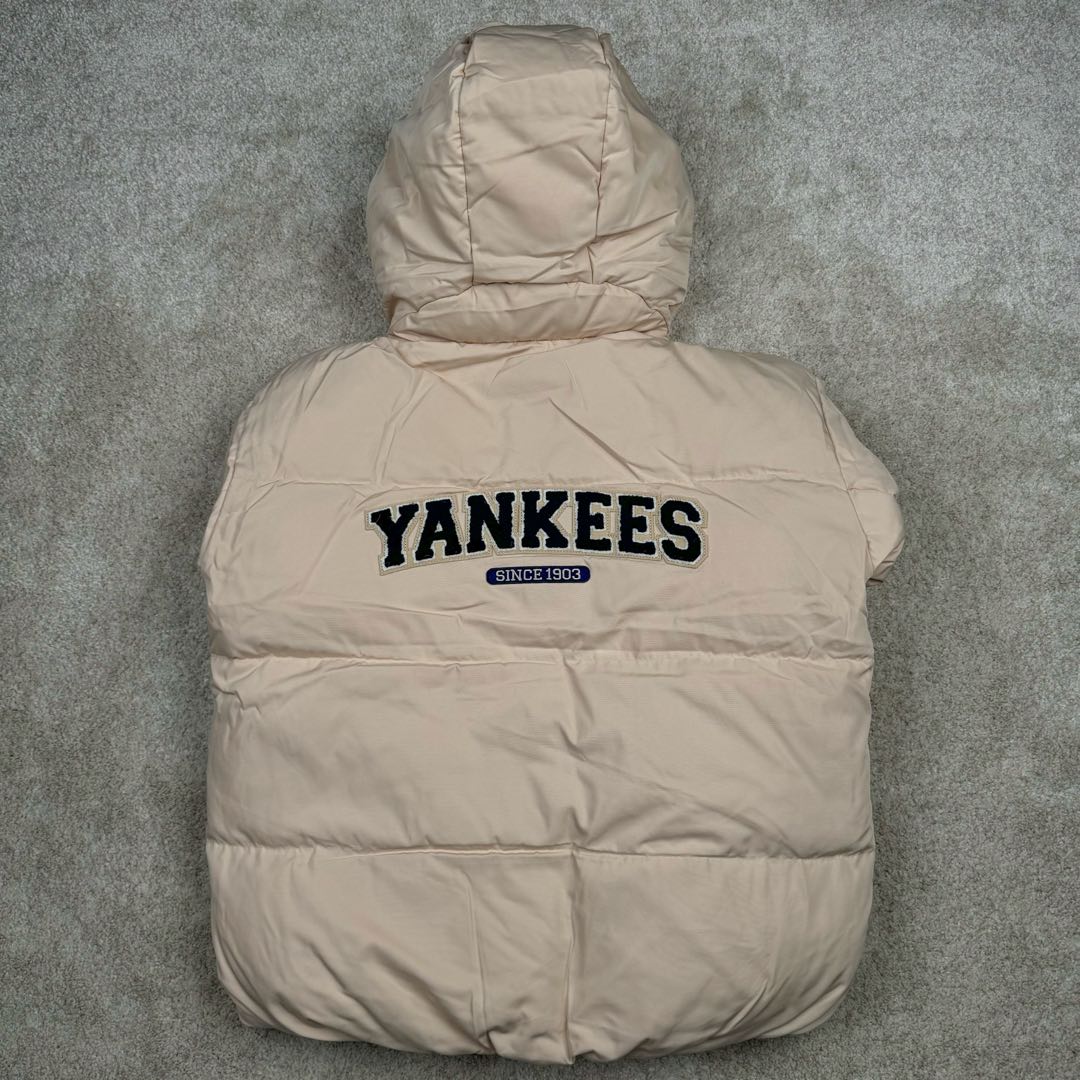 图片[2]-MLB FW23 纽约洋基队字母印花立领保暖填充防风长袖羽绒服短款男女同款 NY~原厂出品，能被韩国一众明星拿来当团服的，MLB今年羽绒服开挂了。经典黑白，今年这个卡其色真是绝绝子，配上MLB冠军球队ny标志好看的不能在好看了！ 这个蓬松度这个版型绝对是我的心头爱了高级~国标80%白鸭绒填充！ 冬日街头的慵懒风 蓬松度高，零下十几度穿着也没问题~立领设计走在户外把领子拉到最高。时尚潮流百搭，双手插进口袋非常暖和了，尺码让所有身材都可以轻松驾驭!款式经典不过时，保暖又实穿，百搭！可配情侣外套强烈推荐! 值得购入的MLB正品原单羽绒服 尺码：XS S M L XL XXL 尺码 衣长 肩宽 胸围 袖长 建议合适XS 65 55 119 60 90-110斤 Ｓ 67 56 124 61 115-130斤 Ｍ 69 57 129 62 135-145斤 L 71 58 134 63 145-155斤 XL 73 59 139 64 155-170斤 XXL 75 60 144 65 175-200斤-选品中心