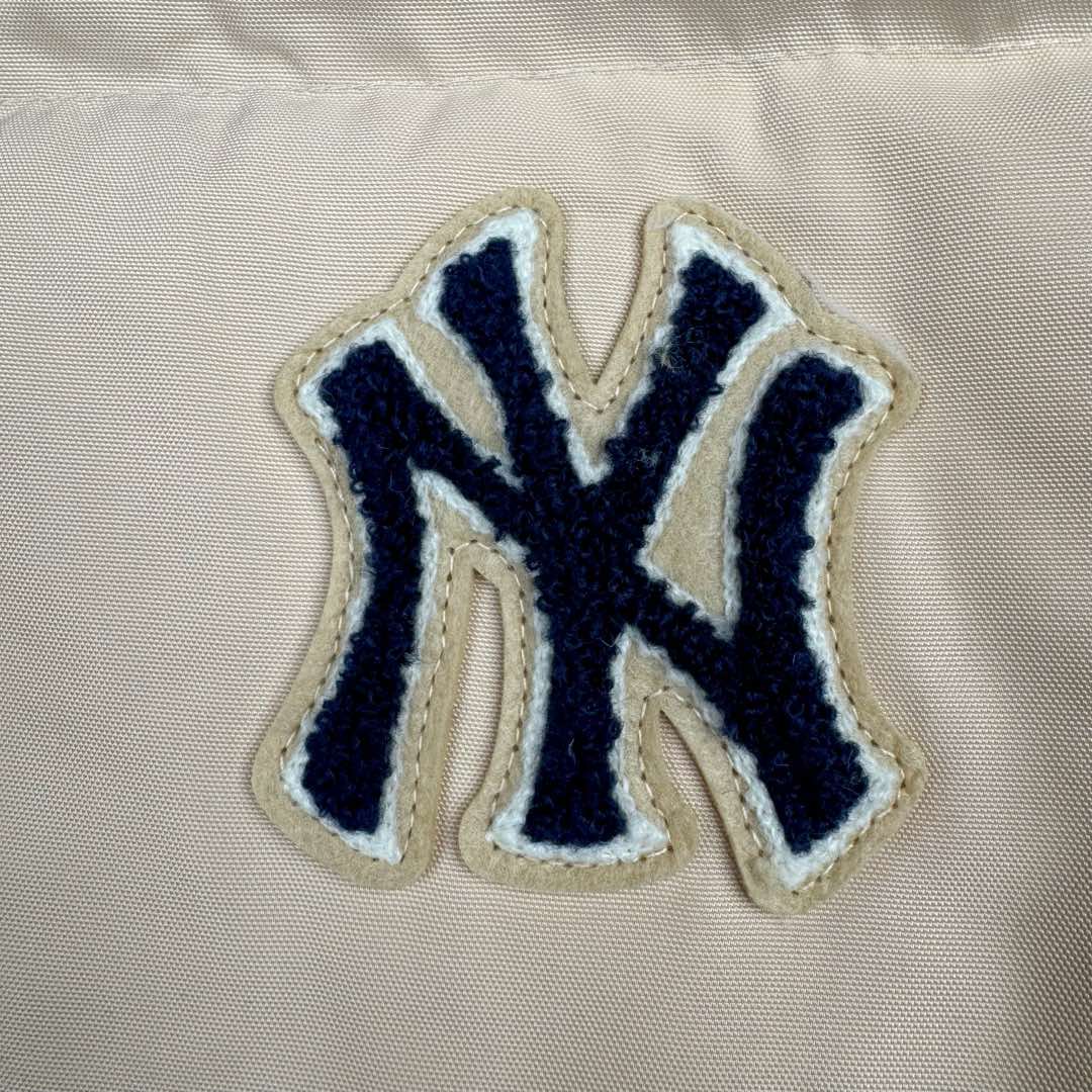 图片[11]-MLB FW23 纽约洋基队字母印花立领保暖填充防风长袖羽绒服短款男女同款 NY~原厂出品，能被韩国一众明星拿来当团服的，MLB今年羽绒服开挂了。经典黑白，今年这个卡其色真是绝绝子，配上MLB冠军球队ny标志好看的不能在好看了！ 这个蓬松度这个版型绝对是我的心头爱了高级~国标80%白鸭绒填充！ 冬日街头的慵懒风 蓬松度高，零下十几度穿着也没问题~立领设计走在户外把领子拉到最高。时尚潮流百搭，双手插进口袋非常暖和了，尺码让所有身材都可以轻松驾驭!款式经典不过时，保暖又实穿，百搭！可配情侣外套强烈推荐! 值得购入的MLB正品原单羽绒服 尺码：XS S M L XL XXL 尺码 衣长 肩宽 胸围 袖长 建议合适XS 65 55 119 60 90-110斤 Ｓ 67 56 124 61 115-130斤 Ｍ 69 57 129 62 135-145斤 L 71 58 134 63 145-155斤 XL 73 59 139 64 155-170斤 XXL 75 60 144 65 175-200斤-选品中心