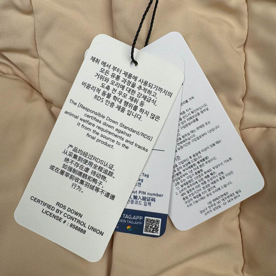 图片[9]-MLB FW23 纽约洋基队字母印花立领保暖填充防风长袖羽绒服短款男女同款 NY~原厂出品，能被韩国一众明星拿来当团服的，MLB今年羽绒服开挂了。经典黑白，今年这个卡其色真是绝绝子，配上MLB冠军球队ny标志好看的不能在好看了！ 这个蓬松度这个版型绝对是我的心头爱了高级~国标80%白鸭绒填充！ 冬日街头的慵懒风 蓬松度高，零下十几度穿着也没问题~立领设计走在户外把领子拉到最高。时尚潮流百搭，双手插进口袋非常暖和了，尺码让所有身材都可以轻松驾驭!款式经典不过时，保暖又实穿，百搭！可配情侣外套强烈推荐! 值得购入的MLB正品原单羽绒服 尺码：XS S M L XL XXL 尺码 衣长 肩宽 胸围 袖长 建议合适XS 65 55 119 60 90-110斤 Ｓ 67 56 124 61 115-130斤 Ｍ 69 57 129 62 135-145斤 L 71 58 134 63 145-155斤 XL 73 59 139 64 155-170斤 XXL 75 60 144 65 175-200斤-选品中心