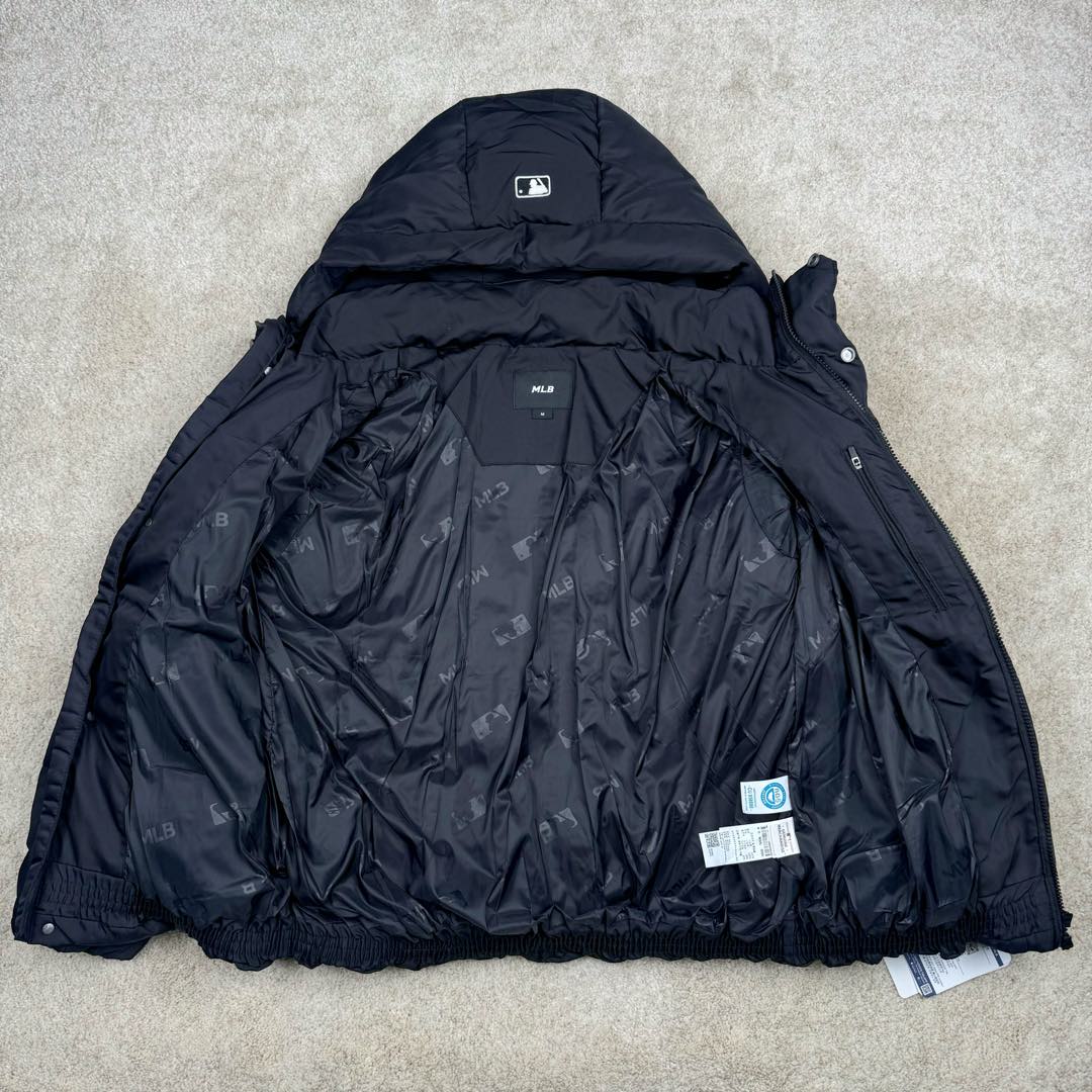 图片[4]-MLB FW23 纽约洋基队字母印花立领保暖填充防风长袖羽绒服短款男女同款 NY~原厂出品，能被韩国一众明星拿来当团服的，MLB今年羽绒服开挂了。经典黑白，今年这个卡其色真是绝绝子，配上MLB冠军球队ny标志好看的不能在好看了！ 这个蓬松度这个版型绝对是我的心头爱了高级~国标80%白鸭绒填充！ 冬日街头的慵懒风 蓬松度高，零下十几度穿着也没问题~立领设计走在户外把领子拉到最高。时尚潮流百搭，双手插进口袋非常暖和了，尺码让所有身材都可以轻松驾驭!款式经典不过时，保暖又实穿，百搭！可配情侣外套强烈推荐! 值得购入的MLB正品原单羽绒服 尺码：XS S M L XL XXL 尺码 衣长 肩宽 胸围 袖长 建议合适XS 65 55 119 60 90-110斤 Ｓ 67 56 124 61 115-130斤 Ｍ 69 57 129 62 135-145斤 L 71 58 134 63 145-155斤 XL 73 59 139 64 155-170斤 XXL 75 60 144 65 175-200斤-选品中心