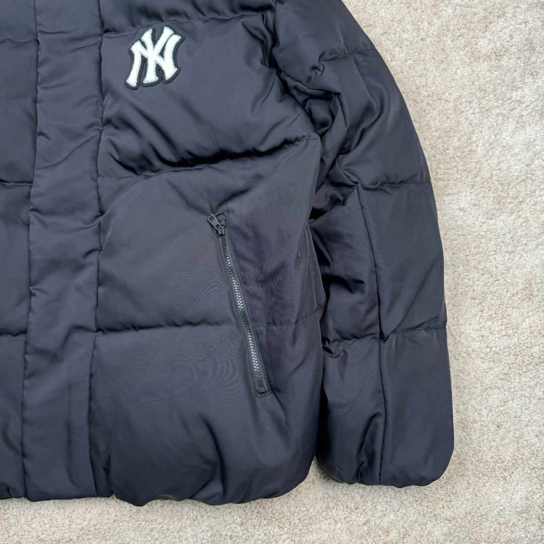 图片[7]-MLB FW23 纽约洋基队字母印花立领保暖填充防风长袖羽绒服短款男女同款 NY~原厂出品，能被韩国一众明星拿来当团服的，MLB今年羽绒服开挂了。经典黑白，今年这个卡其色真是绝绝子，配上MLB冠军球队ny标志好看的不能在好看了！ 这个蓬松度这个版型绝对是我的心头爱了高级~国标80%白鸭绒填充！ 冬日街头的慵懒风 蓬松度高，零下十几度穿着也没问题~立领设计走在户外把领子拉到最高。时尚潮流百搭，双手插进口袋非常暖和了，尺码让所有身材都可以轻松驾驭!款式经典不过时，保暖又实穿，百搭！可配情侣外套强烈推荐! 值得购入的MLB正品原单羽绒服 尺码：XS S M L XL XXL 尺码 衣长 肩宽 胸围 袖长 建议合适XS 65 55 119 60 90-110斤 Ｓ 67 56 124 61 115-130斤 Ｍ 69 57 129 62 135-145斤 L 71 58 134 63 145-155斤 XL 73 59 139 64 155-170斤 XXL 75 60 144 65 175-200斤-选品中心