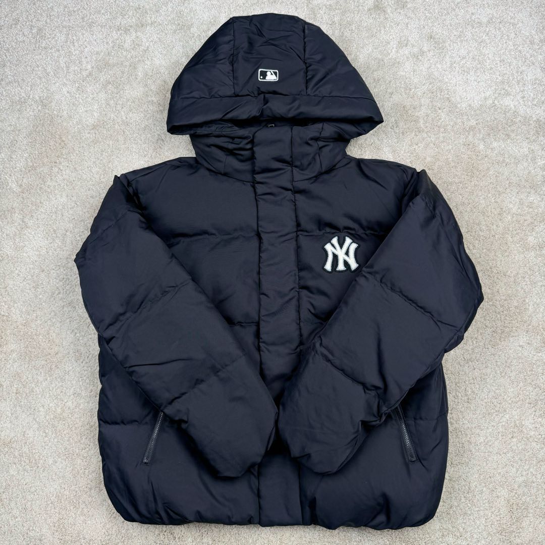 图片[2]-MLB FW23 纽约洋基队字母印花立领保暖填充防风长袖羽绒服短款男女同款 NY~原厂出品，能被韩国一众明星拿来当团服的，MLB今年羽绒服开挂了。经典黑白，今年这个卡其色真是绝绝子，配上MLB冠军球队ny标志好看的不能在好看了！ 这个蓬松度这个版型绝对是我的心头爱了高级~国标80%白鸭绒填充！ 冬日街头的慵懒风 蓬松度高，零下十几度穿着也没问题~立领设计走在户外把领子拉到最高。时尚潮流百搭，双手插进口袋非常暖和了，尺码让所有身材都可以轻松驾驭!款式经典不过时，保暖又实穿，百搭！可配情侣外套强烈推荐! 值得购入的MLB正品原单羽绒服 尺码：XS S M L XL XXL 尺码 衣长 肩宽 胸围 袖长 建议合适XS 65 55 119 60 90-110斤 Ｓ 67 56 124 61 115-130斤 Ｍ 69 57 129 62 135-145斤 L 71 58 134 63 145-155斤 XL 73 59 139 64 155-170斤 XXL 75 60 144 65 175-200斤-选品中心