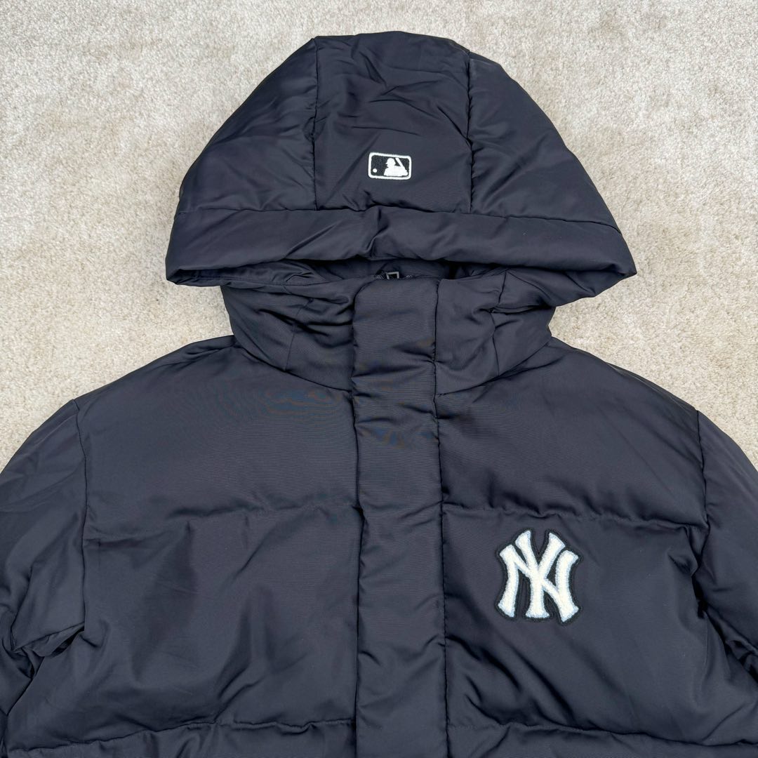 图片[5]-MLB FW23 纽约洋基队字母印花立领保暖填充防风长袖羽绒服短款男女同款 NY~原厂出品，能被韩国一众明星拿来当团服的，MLB今年羽绒服开挂了。经典黑白，今年这个卡其色真是绝绝子，配上MLB冠军球队ny标志好看的不能在好看了！ 这个蓬松度这个版型绝对是我的心头爱了高级~国标80%白鸭绒填充！ 冬日街头的慵懒风 蓬松度高，零下十几度穿着也没问题~立领设计走在户外把领子拉到最高。时尚潮流百搭，双手插进口袋非常暖和了，尺码让所有身材都可以轻松驾驭!款式经典不过时，保暖又实穿，百搭！可配情侣外套强烈推荐! 值得购入的MLB正品原单羽绒服 尺码：XS S M L XL XXL 尺码 衣长 肩宽 胸围 袖长 建议合适XS 65 55 119 60 90-110斤 Ｓ 67 56 124 61 115-130斤 Ｍ 69 57 129 62 135-145斤 L 71 58 134 63 145-155斤 XL 73 59 139 64 155-170斤 XXL 75 60 144 65 175-200斤-选品中心