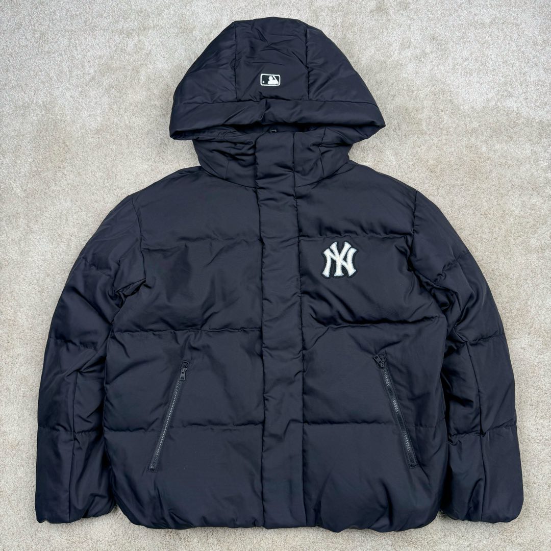 MLB FW23 纽约洋基队字母印花立领保暖填充防风长袖羽绒服短款男女同款 NY~原厂出品，能被韩国一众明星拿来当团服的，MLB今年羽绒服开挂了。经典黑白，今年这个卡其色真是绝绝子，配上MLB冠军球队ny标志好看的不能在好看了！ 这个蓬松度这个版型绝对是我的心头爱了高级~国标80%白鸭绒填充！ 冬日街头的慵懒风 蓬松度高，零下十几度穿着也没问题~立领设计走在户外把领子拉到最高。时尚潮流百搭，双手插进口袋非常暖和了，尺码让所有身材都可以轻松驾驭!款式经典不过时，保暖又实穿，百搭！可配情侣外套强烈推荐! 值得购入的MLB正品原单羽绒服 尺码：XS S M L XL XXL 尺码 衣长 肩宽 胸围 袖长 建议合适XS 65 55 119 60 90-110斤 Ｓ 67 56 124 61 115-130斤 Ｍ 69 57 129 62 135-145斤 L 71 58 134 63 145-155斤 XL 73 59 139 64 155-170斤 XXL 75 60 144 65 175-200斤-选品中心