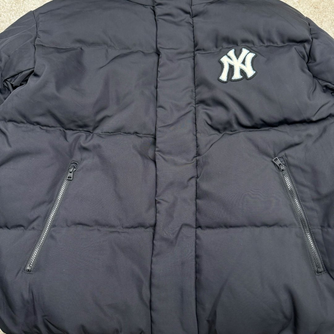 图片[8]-MLB FW23 纽约洋基队字母印花立领保暖填充防风长袖羽绒服短款男女同款 NY~原厂出品，能被韩国一众明星拿来当团服的，MLB今年羽绒服开挂了。经典黑白，今年这个卡其色真是绝绝子，配上MLB冠军球队ny标志好看的不能在好看了！ 这个蓬松度这个版型绝对是我的心头爱了高级~国标80%白鸭绒填充！ 冬日街头的慵懒风 蓬松度高，零下十几度穿着也没问题~立领设计走在户外把领子拉到最高。时尚潮流百搭，双手插进口袋非常暖和了，尺码让所有身材都可以轻松驾驭!款式经典不过时，保暖又实穿，百搭！可配情侣外套强烈推荐! 值得购入的MLB正品原单羽绒服 尺码：XS S M L XL XXL 尺码 衣长 肩宽 胸围 袖长 建议合适XS 65 55 119 60 90-110斤 Ｓ 67 56 124 61 115-130斤 Ｍ 69 57 129 62 135-145斤 L 71 58 134 63 145-155斤 XL 73 59 139 64 155-170斤 XXL 75 60 144 65 175-200斤-选品中心