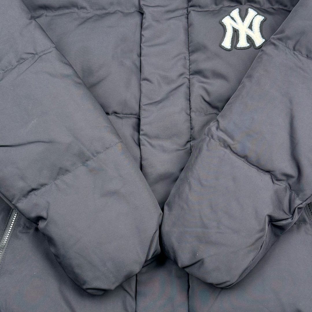 图片[10]-MLB FW23 纽约洋基队字母印花立领保暖填充防风长袖羽绒服短款男女同款 NY~原厂出品，能被韩国一众明星拿来当团服的，MLB今年羽绒服开挂了。经典黑白，今年这个卡其色真是绝绝子，配上MLB冠军球队ny标志好看的不能在好看了！ 这个蓬松度这个版型绝对是我的心头爱了高级~国标80%白鸭绒填充！ 冬日街头的慵懒风 蓬松度高，零下十几度穿着也没问题~立领设计走在户外把领子拉到最高。时尚潮流百搭，双手插进口袋非常暖和了，尺码让所有身材都可以轻松驾驭!款式经典不过时，保暖又实穿，百搭！可配情侣外套强烈推荐! 值得购入的MLB正品原单羽绒服 尺码：XS S M L XL XXL 尺码 衣长 肩宽 胸围 袖长 建议合适XS 65 55 119 60 90-110斤 Ｓ 67 56 124 61 115-130斤 Ｍ 69 57 129 62 135-145斤 L 71 58 134 63 145-155斤 XL 73 59 139 64 155-170斤 XXL 75 60 144 65 175-200斤-选品中心