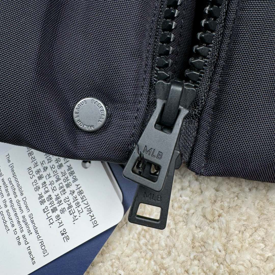 图片[12]-MLB FW23 纽约洋基队字母印花立领保暖填充防风长袖羽绒服短款男女同款 NY~原厂出品，能被韩国一众明星拿来当团服的，MLB今年羽绒服开挂了。经典黑白，今年这个卡其色真是绝绝子，配上MLB冠军球队ny标志好看的不能在好看了！ 这个蓬松度这个版型绝对是我的心头爱了高级~国标80%白鸭绒填充！ 冬日街头的慵懒风 蓬松度高，零下十几度穿着也没问题~立领设计走在户外把领子拉到最高。时尚潮流百搭，双手插进口袋非常暖和了，尺码让所有身材都可以轻松驾驭!款式经典不过时，保暖又实穿，百搭！可配情侣外套强烈推荐! 值得购入的MLB正品原单羽绒服 尺码：XS S M L XL XXL 尺码 衣长 肩宽 胸围 袖长 建议合适XS 65 55 119 60 90-110斤 Ｓ 67 56 124 61 115-130斤 Ｍ 69 57 129 62 135-145斤 L 71 58 134 63 145-155斤 XL 73 59 139 64 155-170斤 XXL 75 60 144 65 175-200斤-选品中心