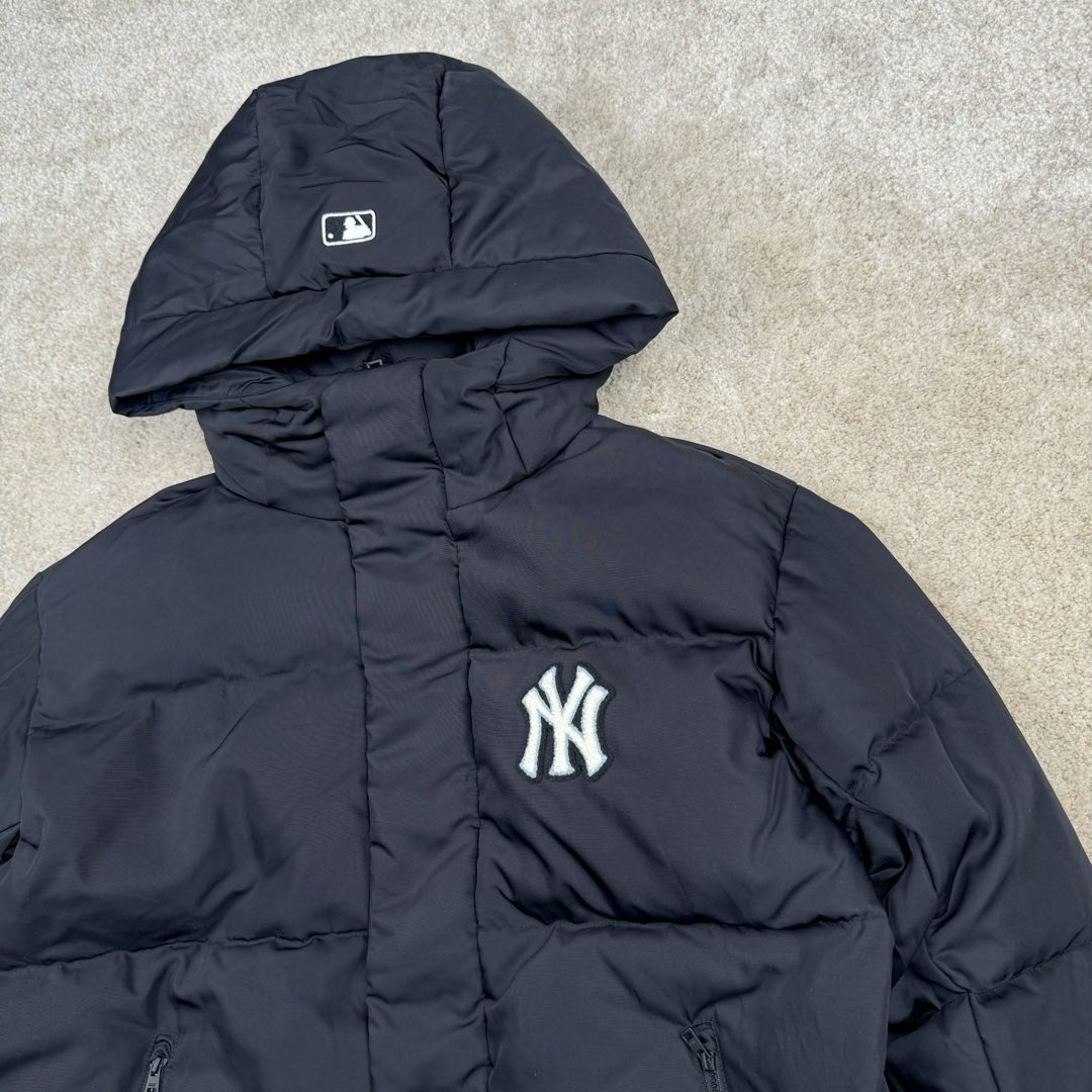 图片[9]-MLB FW23 纽约洋基队字母印花立领保暖填充防风长袖羽绒服短款男女同款 NY~原厂出品，能被韩国一众明星拿来当团服的，MLB今年羽绒服开挂了。经典黑白，今年这个卡其色真是绝绝子，配上MLB冠军球队ny标志好看的不能在好看了！ 这个蓬松度这个版型绝对是我的心头爱了高级~国标80%白鸭绒填充！ 冬日街头的慵懒风 蓬松度高，零下十几度穿着也没问题~立领设计走在户外把领子拉到最高。时尚潮流百搭，双手插进口袋非常暖和了，尺码让所有身材都可以轻松驾驭!款式经典不过时，保暖又实穿，百搭！可配情侣外套强烈推荐! 值得购入的MLB正品原单羽绒服 尺码：XS S M L XL XXL 尺码 衣长 肩宽 胸围 袖长 建议合适XS 65 55 119 60 90-110斤 Ｓ 67 56 124 61 115-130斤 Ｍ 69 57 129 62 135-145斤 L 71 58 134 63 145-155斤 XL 73 59 139 64 155-170斤 XXL 75 60 144 65 175-200斤-选品中心