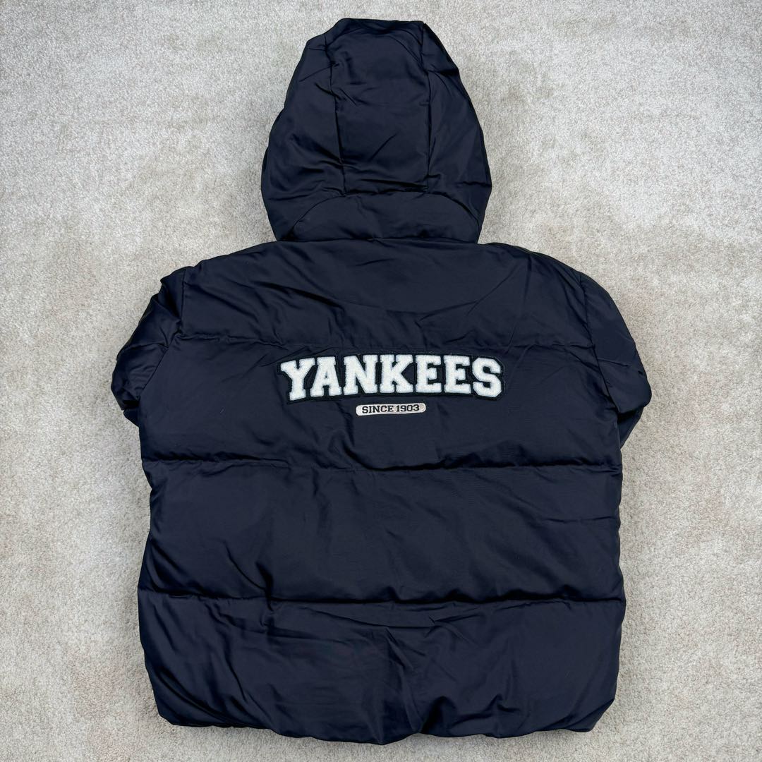 图片[3]-MLB FW23 纽约洋基队字母印花立领保暖填充防风长袖羽绒服短款男女同款 NY~原厂出品，能被韩国一众明星拿来当团服的，MLB今年羽绒服开挂了。经典黑白，今年这个卡其色真是绝绝子，配上MLB冠军球队ny标志好看的不能在好看了！ 这个蓬松度这个版型绝对是我的心头爱了高级~国标80%白鸭绒填充！ 冬日街头的慵懒风 蓬松度高，零下十几度穿着也没问题~立领设计走在户外把领子拉到最高。时尚潮流百搭，双手插进口袋非常暖和了，尺码让所有身材都可以轻松驾驭!款式经典不过时，保暖又实穿，百搭！可配情侣外套强烈推荐! 值得购入的MLB正品原单羽绒服 尺码：XS S M L XL XXL 尺码 衣长 肩宽 胸围 袖长 建议合适XS 65 55 119 60 90-110斤 Ｓ 67 56 124 61 115-130斤 Ｍ 69 57 129 62 135-145斤 L 71 58 134 63 145-155斤 XL 73 59 139 64 155-170斤 XXL 75 60 144 65 175-200斤-选品中心