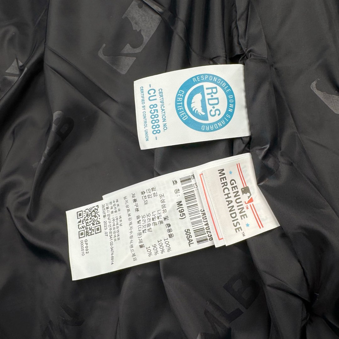 图片[13]-MLB FW23 纽约洋基队字母印花立领保暖填充防风长袖羽绒服短款男女同款 NY~原厂出品，能被韩国一众明星拿来当团服的，MLB今年羽绒服开挂了。经典黑白，今年这个卡其色真是绝绝子，配上MLB冠军球队ny标志好看的不能在好看了！ 这个蓬松度这个版型绝对是我的心头爱了高级~国标80%白鸭绒填充！ 冬日街头的慵懒风 蓬松度高，零下十几度穿着也没问题~立领设计走在户外把领子拉到最高。时尚潮流百搭，双手插进口袋非常暖和了，尺码让所有身材都可以轻松驾驭!款式经典不过时，保暖又实穿，百搭！可配情侣外套强烈推荐! 值得购入的MLB正品原单羽绒服 尺码：XS S M L XL XXL 尺码 衣长 肩宽 胸围 袖长 建议合适XS 65 55 119 60 90-110斤 Ｓ 67 56 124 61 115-130斤 Ｍ 69 57 129 62 135-145斤 L 71 58 134 63 145-155斤 XL 73 59 139 64 155-170斤 XXL 75 60 144 65 175-200斤-选品中心