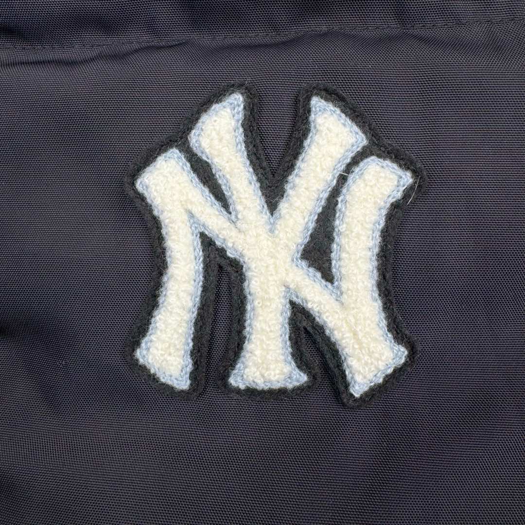 图片[16]-MLB FW23 纽约洋基队字母印花立领保暖填充防风长袖羽绒服短款男女同款 NY~原厂出品，能被韩国一众明星拿来当团服的，MLB今年羽绒服开挂了。经典黑白，今年这个卡其色真是绝绝子，配上MLB冠军球队ny标志好看的不能在好看了！ 这个蓬松度这个版型绝对是我的心头爱了高级~国标80%白鸭绒填充！ 冬日街头的慵懒风 蓬松度高，零下十几度穿着也没问题~立领设计走在户外把领子拉到最高。时尚潮流百搭，双手插进口袋非常暖和了，尺码让所有身材都可以轻松驾驭!款式经典不过时，保暖又实穿，百搭！可配情侣外套强烈推荐! 值得购入的MLB正品原单羽绒服 尺码：XS S M L XL XXL 尺码 衣长 肩宽 胸围 袖长 建议合适XS 65 55 119 60 90-110斤 Ｓ 67 56 124 61 115-130斤 Ｍ 69 57 129 62 135-145斤 L 71 58 134 63 145-155斤 XL 73 59 139 64 155-170斤 XXL 75 60 144 65 175-200斤-选品中心