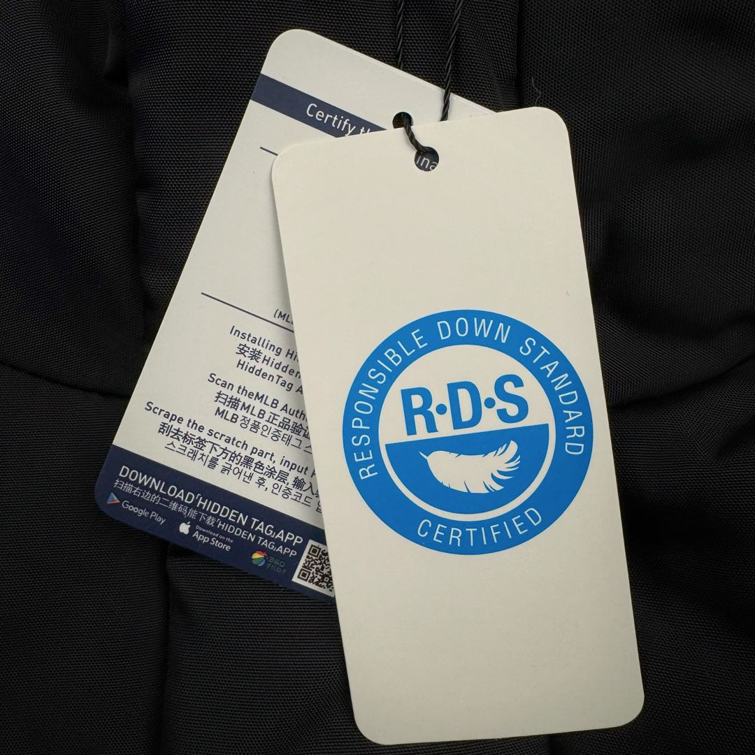 图片[15]-MLB FW23 纽约洋基队字母印花立领保暖填充防风长袖羽绒服短款男女同款 NY~原厂出品，能被韩国一众明星拿来当团服的，MLB今年羽绒服开挂了。经典黑白，今年这个卡其色真是绝绝子，配上MLB冠军球队ny标志好看的不能在好看了！ 这个蓬松度这个版型绝对是我的心头爱了高级~国标80%白鸭绒填充！ 冬日街头的慵懒风 蓬松度高，零下十几度穿着也没问题~立领设计走在户外把领子拉到最高。时尚潮流百搭，双手插进口袋非常暖和了，尺码让所有身材都可以轻松驾驭!款式经典不过时，保暖又实穿，百搭！可配情侣外套强烈推荐! 值得购入的MLB正品原单羽绒服 尺码：XS S M L XL XXL 尺码 衣长 肩宽 胸围 袖长 建议合适XS 65 55 119 60 90-110斤 Ｓ 67 56 124 61 115-130斤 Ｍ 69 57 129 62 135-145斤 L 71 58 134 63 145-155斤 XL 73 59 139 64 155-170斤 XXL 75 60 144 65 175-200斤-选品中心