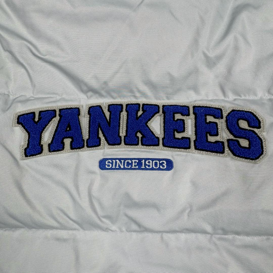 图片[11]-MLB FW23 纽约洋基队字母印花立领保暖填充防风长袖羽绒服短款男女同款 NY~原厂出品，能被韩国一众明星拿来当团服的，MLB今年羽绒服开挂了。经典黑白，今年这个卡其色真是绝绝子，配上MLB冠军球队ny标志好看的不能在好看了！ 这个蓬松度这个版型绝对是我的心头爱了高级~国标80%白鸭绒填充！ 冬日街头的慵懒风 蓬松度高，零下十几度穿着也没问题~立领设计走在户外把领子拉到最高。时尚潮流百搭，双手插进口袋非常暖和了，尺码让所有身材都可以轻松驾驭!款式经典不过时，保暖又实穿，百搭！可配情侣外套强烈推荐! 值得购入的MLB正品原单羽绒服 尺码：XS S M L XL XXL 尺码 衣长 肩宽 胸围 袖长 建议合适XS 65 55 119 60 90-110斤 Ｓ 67 56 124 61 115-130斤 Ｍ 69 57 129 62 135-145斤 L 71 58 134 63 145-155斤 XL 73 59 139 64 155-170斤 XXL 75 60 144 65 175-200斤-选品中心