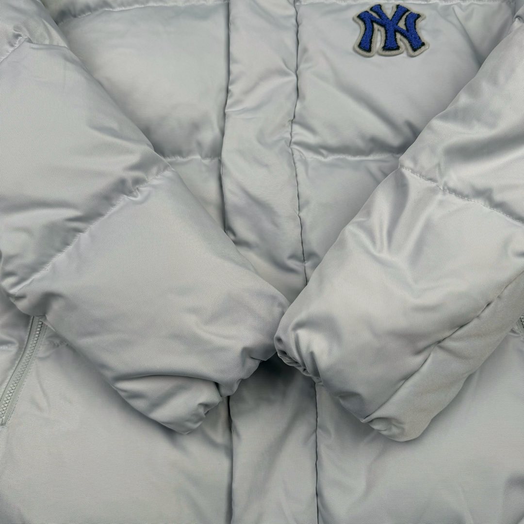 图片[8]-MLB FW23 纽约洋基队字母印花立领保暖填充防风长袖羽绒服短款男女同款 NY~原厂出品，能被韩国一众明星拿来当团服的，MLB今年羽绒服开挂了。经典黑白，今年这个卡其色真是绝绝子，配上MLB冠军球队ny标志好看的不能在好看了！ 这个蓬松度这个版型绝对是我的心头爱了高级~国标80%白鸭绒填充！ 冬日街头的慵懒风 蓬松度高，零下十几度穿着也没问题~立领设计走在户外把领子拉到最高。时尚潮流百搭，双手插进口袋非常暖和了，尺码让所有身材都可以轻松驾驭!款式经典不过时，保暖又实穿，百搭！可配情侣外套强烈推荐! 值得购入的MLB正品原单羽绒服 尺码：XS S M L XL XXL 尺码 衣长 肩宽 胸围 袖长 建议合适XS 65 55 119 60 90-110斤 Ｓ 67 56 124 61 115-130斤 Ｍ 69 57 129 62 135-145斤 L 71 58 134 63 145-155斤 XL 73 59 139 64 155-170斤 XXL 75 60 144 65 175-200斤-选品中心