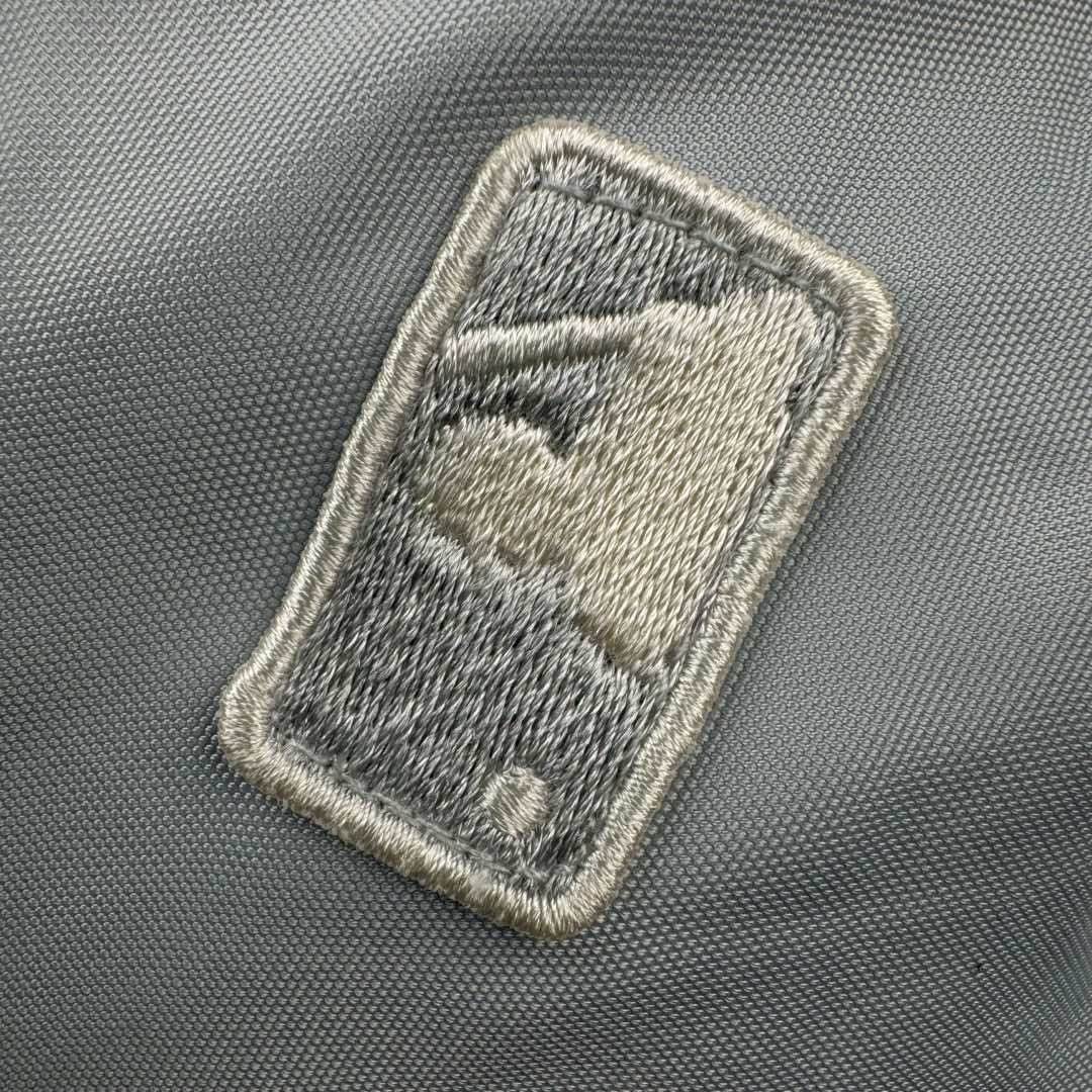 图片[15]-MLB FW23 纽约洋基队字母印花立领保暖填充防风长袖羽绒服短款男女同款 NY~原厂出品，能被韩国一众明星拿来当团服的，MLB今年羽绒服开挂了。经典黑白，今年这个卡其色真是绝绝子，配上MLB冠军球队ny标志好看的不能在好看了！ 这个蓬松度这个版型绝对是我的心头爱了高级~国标80%白鸭绒填充！ 冬日街头的慵懒风 蓬松度高，零下十几度穿着也没问题~立领设计走在户外把领子拉到最高。时尚潮流百搭，双手插进口袋非常暖和了，尺码让所有身材都可以轻松驾驭!款式经典不过时，保暖又实穿，百搭！可配情侣外套强烈推荐! 值得购入的MLB正品原单羽绒服 尺码：XS S M L XL XXL 尺码 衣长 肩宽 胸围 袖长 建议合适XS 65 55 119 60 90-110斤 Ｓ 67 56 124 61 115-130斤 Ｍ 69 57 129 62 135-145斤 L 71 58 134 63 145-155斤 XL 73 59 139 64 155-170斤 XXL 75 60 144 65 175-200斤-选品中心