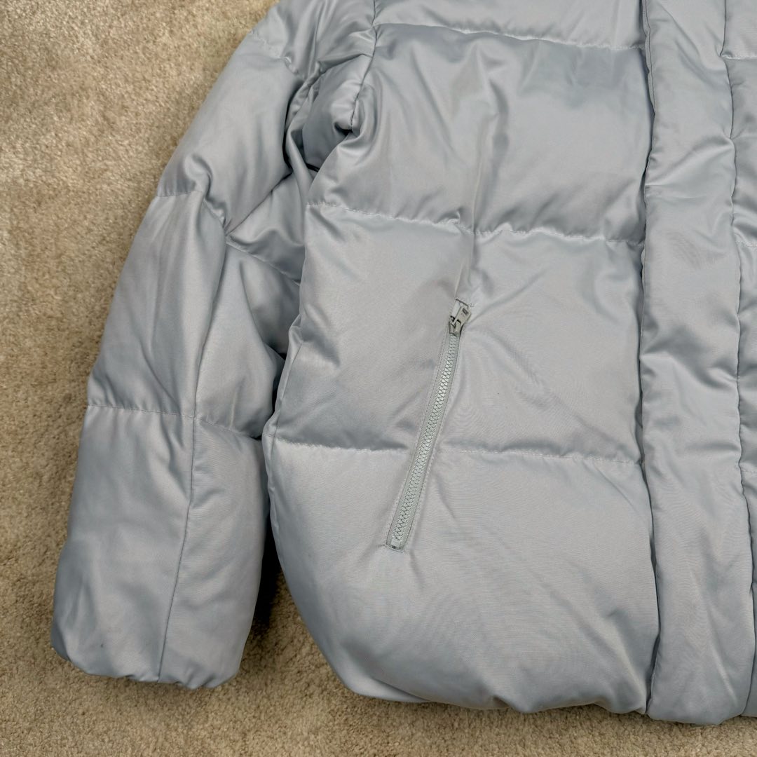 图片[5]-MLB FW23 纽约洋基队字母印花立领保暖填充防风长袖羽绒服短款男女同款 NY~原厂出品，能被韩国一众明星拿来当团服的，MLB今年羽绒服开挂了。经典黑白，今年这个卡其色真是绝绝子，配上MLB冠军球队ny标志好看的不能在好看了！ 这个蓬松度这个版型绝对是我的心头爱了高级~国标80%白鸭绒填充！ 冬日街头的慵懒风 蓬松度高，零下十几度穿着也没问题~立领设计走在户外把领子拉到最高。时尚潮流百搭，双手插进口袋非常暖和了，尺码让所有身材都可以轻松驾驭!款式经典不过时，保暖又实穿，百搭！可配情侣外套强烈推荐! 值得购入的MLB正品原单羽绒服 尺码：XS S M L XL XXL 尺码 衣长 肩宽 胸围 袖长 建议合适XS 65 55 119 60 90-110斤 Ｓ 67 56 124 61 115-130斤 Ｍ 69 57 129 62 135-145斤 L 71 58 134 63 145-155斤 XL 73 59 139 64 155-170斤 XXL 75 60 144 65 175-200斤-选品中心