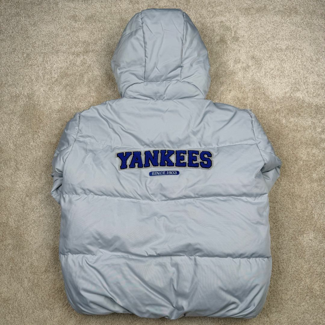 图片[2]-MLB FW23 纽约洋基队字母印花立领保暖填充防风长袖羽绒服短款男女同款 NY~原厂出品，能被韩国一众明星拿来当团服的，MLB今年羽绒服开挂了。经典黑白，今年这个卡其色真是绝绝子，配上MLB冠军球队ny标志好看的不能在好看了！ 这个蓬松度这个版型绝对是我的心头爱了高级~国标80%白鸭绒填充！ 冬日街头的慵懒风 蓬松度高，零下十几度穿着也没问题~立领设计走在户外把领子拉到最高。时尚潮流百搭，双手插进口袋非常暖和了，尺码让所有身材都可以轻松驾驭!款式经典不过时，保暖又实穿，百搭！可配情侣外套强烈推荐! 值得购入的MLB正品原单羽绒服 尺码：XS S M L XL XXL 尺码 衣长 肩宽 胸围 袖长 建议合适XS 65 55 119 60 90-110斤 Ｓ 67 56 124 61 115-130斤 Ｍ 69 57 129 62 135-145斤 L 71 58 134 63 145-155斤 XL 73 59 139 64 155-170斤 XXL 75 60 144 65 175-200斤-选品中心