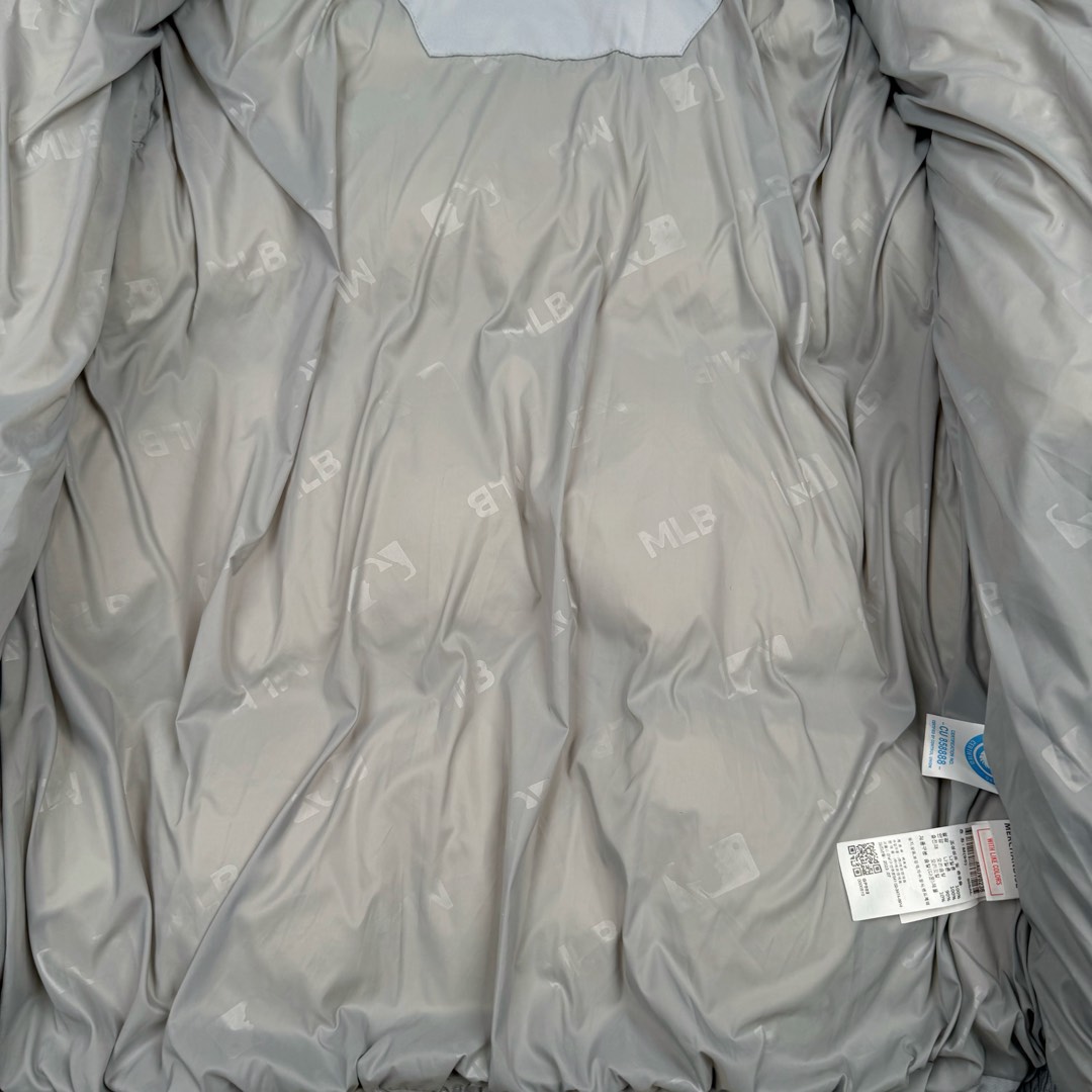 图片[12]-MLB FW23 纽约洋基队字母印花立领保暖填充防风长袖羽绒服短款男女同款 NY~原厂出品，能被韩国一众明星拿来当团服的，MLB今年羽绒服开挂了。经典黑白，今年这个卡其色真是绝绝子，配上MLB冠军球队ny标志好看的不能在好看了！ 这个蓬松度这个版型绝对是我的心头爱了高级~国标80%白鸭绒填充！ 冬日街头的慵懒风 蓬松度高，零下十几度穿着也没问题~立领设计走在户外把领子拉到最高。时尚潮流百搭，双手插进口袋非常暖和了，尺码让所有身材都可以轻松驾驭!款式经典不过时，保暖又实穿，百搭！可配情侣外套强烈推荐! 值得购入的MLB正品原单羽绒服 尺码：XS S M L XL XXL 尺码 衣长 肩宽 胸围 袖长 建议合适XS 65 55 119 60 90-110斤 Ｓ 67 56 124 61 115-130斤 Ｍ 69 57 129 62 135-145斤 L 71 58 134 63 145-155斤 XL 73 59 139 64 155-170斤 XXL 75 60 144 65 175-200斤-选品中心