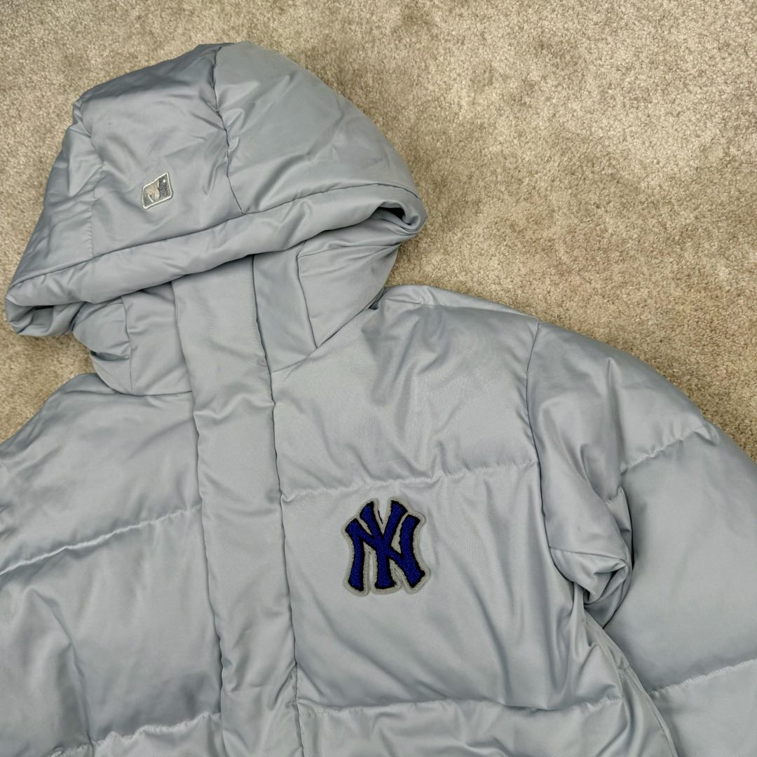 图片[9]-MLB FW23 纽约洋基队字母印花立领保暖填充防风长袖羽绒服短款男女同款 NY~原厂出品，能被韩国一众明星拿来当团服的，MLB今年羽绒服开挂了。经典黑白，今年这个卡其色真是绝绝子，配上MLB冠军球队ny标志好看的不能在好看了！ 这个蓬松度这个版型绝对是我的心头爱了高级~国标80%白鸭绒填充！ 冬日街头的慵懒风 蓬松度高，零下十几度穿着也没问题~立领设计走在户外把领子拉到最高。时尚潮流百搭，双手插进口袋非常暖和了，尺码让所有身材都可以轻松驾驭!款式经典不过时，保暖又实穿，百搭！可配情侣外套强烈推荐! 值得购入的MLB正品原单羽绒服 尺码：XS S M L XL XXL 尺码 衣长 肩宽 胸围 袖长 建议合适XS 65 55 119 60 90-110斤 Ｓ 67 56 124 61 115-130斤 Ｍ 69 57 129 62 135-145斤 L 71 58 134 63 145-155斤 XL 73 59 139 64 155-170斤 XXL 75 60 144 65 175-200斤-选品中心