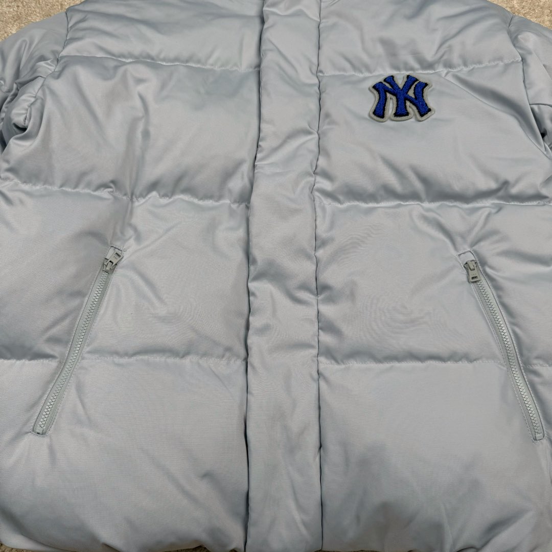 图片[7]-MLB FW23 纽约洋基队字母印花立领保暖填充防风长袖羽绒服短款男女同款 NY~原厂出品，能被韩国一众明星拿来当团服的，MLB今年羽绒服开挂了。经典黑白，今年这个卡其色真是绝绝子，配上MLB冠军球队ny标志好看的不能在好看了！ 这个蓬松度这个版型绝对是我的心头爱了高级~国标80%白鸭绒填充！ 冬日街头的慵懒风 蓬松度高，零下十几度穿着也没问题~立领设计走在户外把领子拉到最高。时尚潮流百搭，双手插进口袋非常暖和了，尺码让所有身材都可以轻松驾驭!款式经典不过时，保暖又实穿，百搭！可配情侣外套强烈推荐! 值得购入的MLB正品原单羽绒服 尺码：XS S M L XL XXL 尺码 衣长 肩宽 胸围 袖长 建议合适XS 65 55 119 60 90-110斤 Ｓ 67 56 124 61 115-130斤 Ｍ 69 57 129 62 135-145斤 L 71 58 134 63 145-155斤 XL 73 59 139 64 155-170斤 XXL 75 60 144 65 175-200斤-选品中心