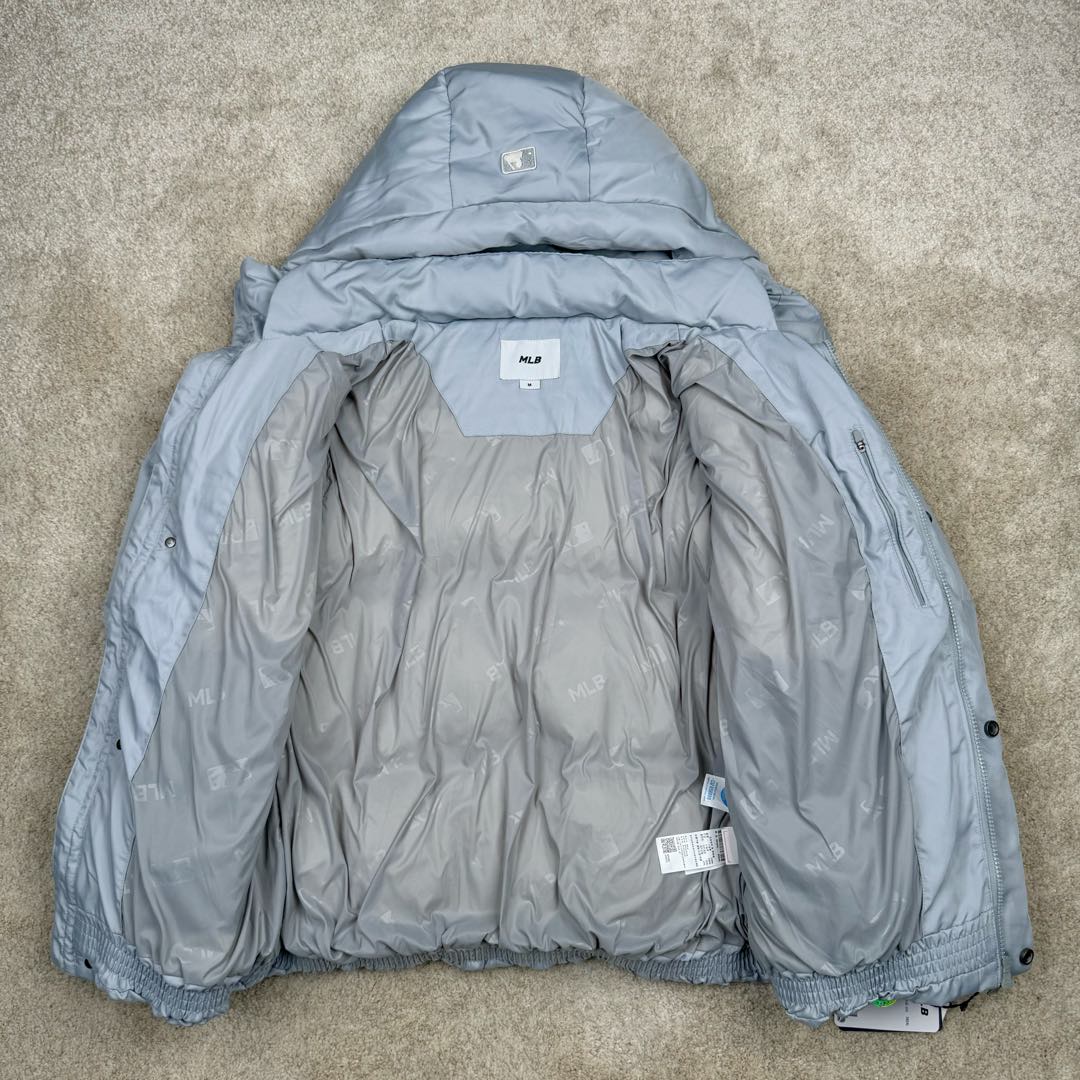 图片[3]-MLB FW23 纽约洋基队字母印花立领保暖填充防风长袖羽绒服短款男女同款 NY~原厂出品，能被韩国一众明星拿来当团服的，MLB今年羽绒服开挂了。经典黑白，今年这个卡其色真是绝绝子，配上MLB冠军球队ny标志好看的不能在好看了！ 这个蓬松度这个版型绝对是我的心头爱了高级~国标80%白鸭绒填充！ 冬日街头的慵懒风 蓬松度高，零下十几度穿着也没问题~立领设计走在户外把领子拉到最高。时尚潮流百搭，双手插进口袋非常暖和了，尺码让所有身材都可以轻松驾驭!款式经典不过时，保暖又实穿，百搭！可配情侣外套强烈推荐! 值得购入的MLB正品原单羽绒服 尺码：XS S M L XL XXL 尺码 衣长 肩宽 胸围 袖长 建议合适XS 65 55 119 60 90-110斤 Ｓ 67 56 124 61 115-130斤 Ｍ 69 57 129 62 135-145斤 L 71 58 134 63 145-155斤 XL 73 59 139 64 155-170斤 XXL 75 60 144 65 175-200斤-选品中心