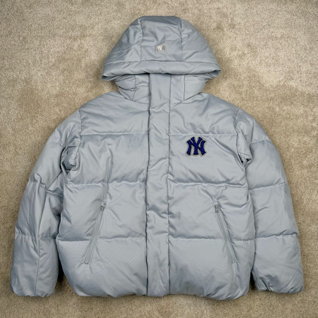 MLB FW23 纽约洋基队字母印花立领保暖填充防风长袖羽绒服短款男女同款 NY~原厂出品，能被韩国一众明星拿来当团服的，MLB今年羽绒服开挂了。经典黑白，今年这个卡其色真是绝绝子，配上MLB冠军球队ny标志好看的不能在好看了！ 这个蓬松度这个版型绝对是我的心头爱了高级~国标80%白鸭绒填充！ 冬日街头的慵懒风 蓬松度高，零下十几度穿着也没问题~立领设计走在户外把领子拉到最高。时尚潮流百搭，双手插进口袋非常暖和了，尺码让所有身材都可以轻松驾驭!款式经典不过时，保暖又实穿，百搭！可配情侣外套强烈推荐! 值得购入的MLB正品原单羽绒服 尺码：XS S M L XL XXL 尺码 衣长 肩宽 胸围 袖长 建议合适XS 65 55 119 60 90-110斤 Ｓ 67 56 124 61 115-130斤 Ｍ 69 57 129 62 135-145斤 L 71 58 134 63 145-155斤 XL 73 59 139 64 155-170斤 XXL 75 60 144 65 175-200斤-选品中心