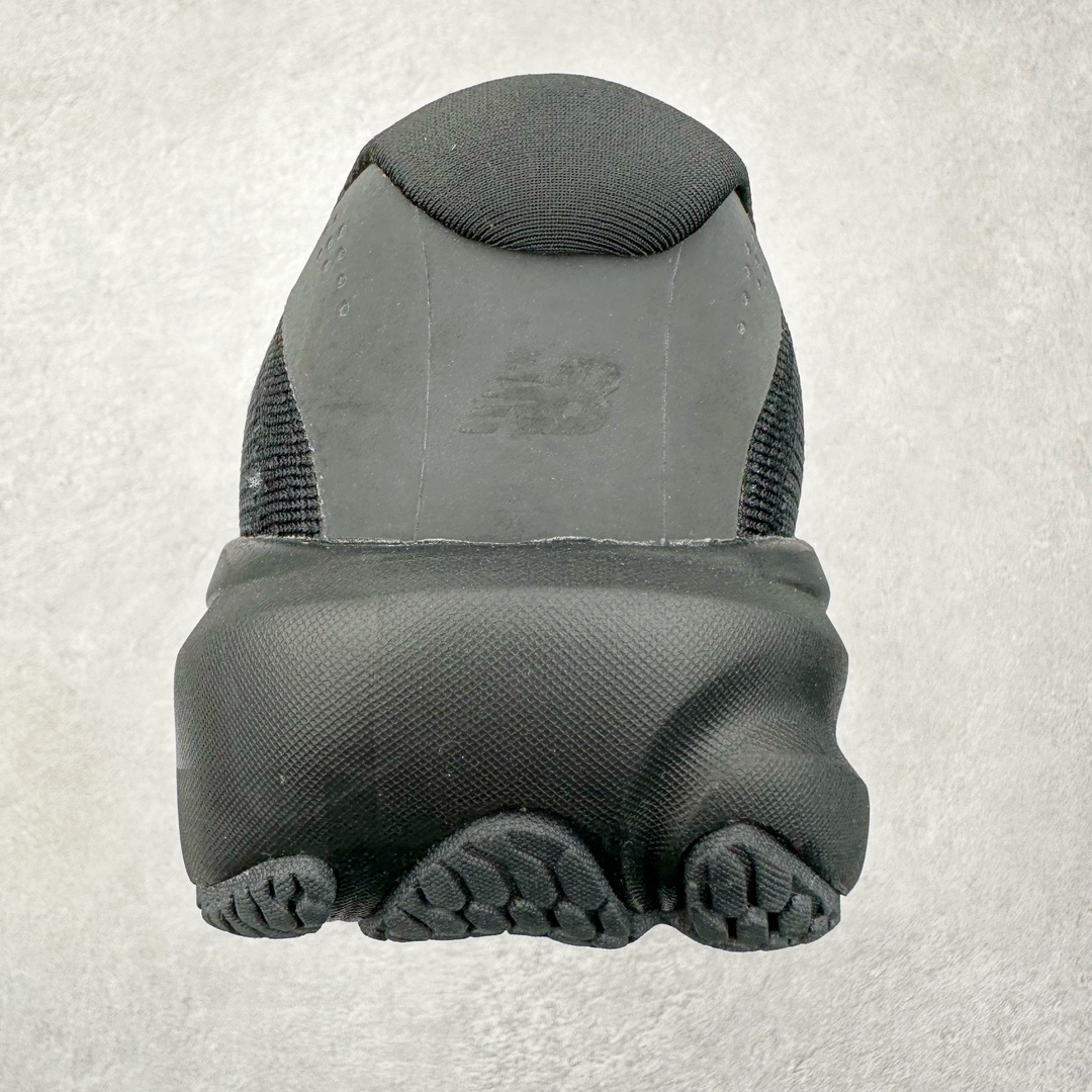 图片[8]-New Balance Fresh Foam X NB1080V5 新百伦系列低帮轻量化厚底健身休闲运动慢跑鞋 近赏｜无论是日常慢跑，还是City Walk，它都可轻松应对提起今年最流行的事情，想必在你所在的城市来一段City Walk，是很多潮男潮女都会做的吧。当时间来到十月，一年中最舒服的时光，无论是慢跑也好，还是City Walk，今天推荐的这双鞋，都可以轻松应对。那就是可以带给你久违的松弛感、治愈你柔软的需要的New Balance Fresh Foam X1080v15。作为New Balance经典跑鞋系列，1080系列可以说凝聚了品牌历来前沿科技与制造匠心。今年的v13版本可谓再度革新。在舒适体验、运动性能以及造型风格三个维度上做到了有机交融。舒适体验一直是1080跑鞋系列带给我们最大的直观感受，加上本就带有严肃跑鞋基因，在今年全新材料配方的Fresh FoamX中底泡棉上则有了不一样的缓震性能，重新定义“踩屎感”。可再生柔软针织鞋面使用可追溯的Repreve再生鞋面材料，柔软透气的鞋面提供绵密的贴合与包裹感，轻量分区橡胶大底分区外底橡胶采用新材料，改进纹路设计，增加前掌外底硬度，提升滚动反馈和传动效率。尺码：40 40.5 41.5 42 42.5 43 44 45-选品中心