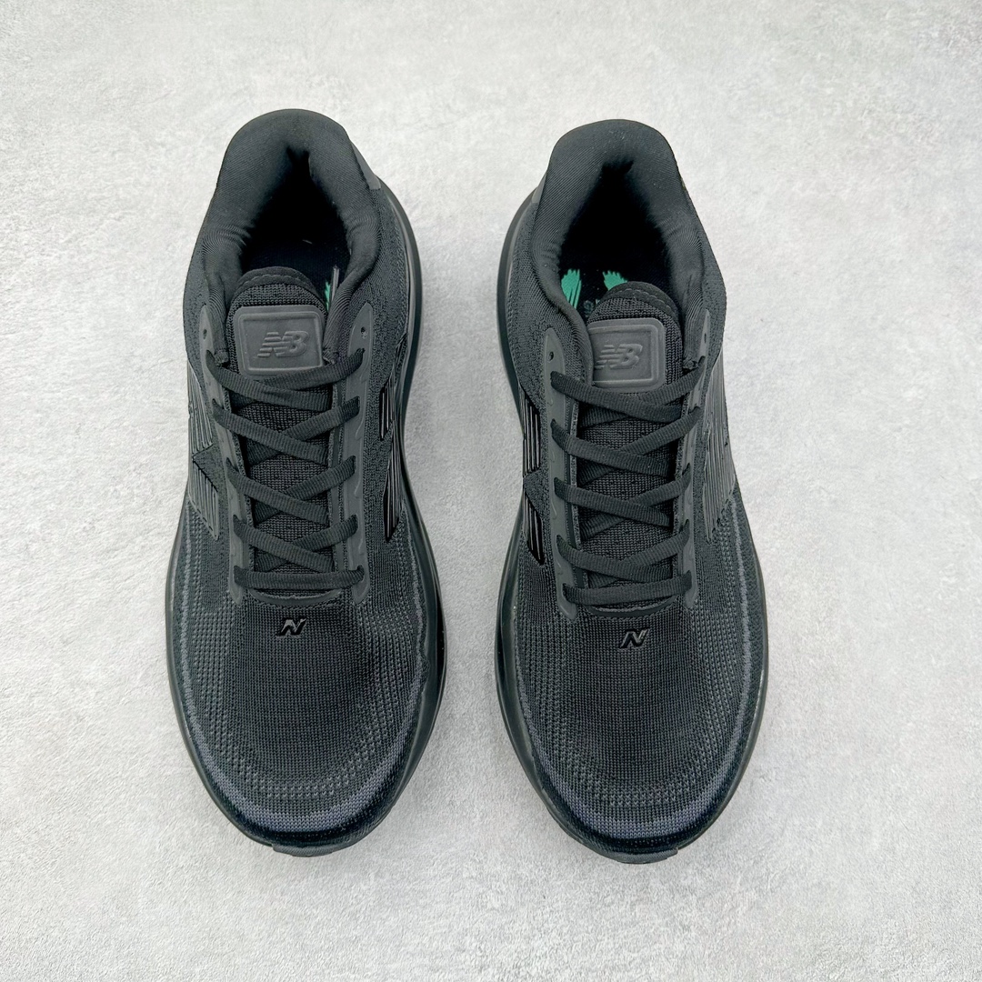 图片[2]-New Balance Fresh Foam X NB1080V5 新百伦系列低帮轻量化厚底健身休闲运动慢跑鞋 近赏｜无论是日常慢跑，还是City Walk，它都可轻松应对提起今年最流行的事情，想必在你所在的城市来一段City Walk，是很多潮男潮女都会做的吧。当时间来到十月，一年中最舒服的时光，无论是慢跑也好，还是City Walk，今天推荐的这双鞋，都可以轻松应对。那就是可以带给你久违的松弛感、治愈你柔软的需要的New Balance Fresh Foam X1080v15。作为New Balance经典跑鞋系列，1080系列可以说凝聚了品牌历来前沿科技与制造匠心。今年的v13版本可谓再度革新。在舒适体验、运动性能以及造型风格三个维度上做到了有机交融。舒适体验一直是1080跑鞋系列带给我们最大的直观感受，加上本就带有严肃跑鞋基因，在今年全新材料配方的Fresh FoamX中底泡棉上则有了不一样的缓震性能，重新定义“踩屎感”。可再生柔软针织鞋面使用可追溯的Repreve再生鞋面材料，柔软透气的鞋面提供绵密的贴合与包裹感，轻量分区橡胶大底分区外底橡胶采用新材料，改进纹路设计，增加前掌外底硬度，提升滚动反馈和传动效率。尺码：40 40.5 41.5 42 42.5 43 44 45-选品中心
