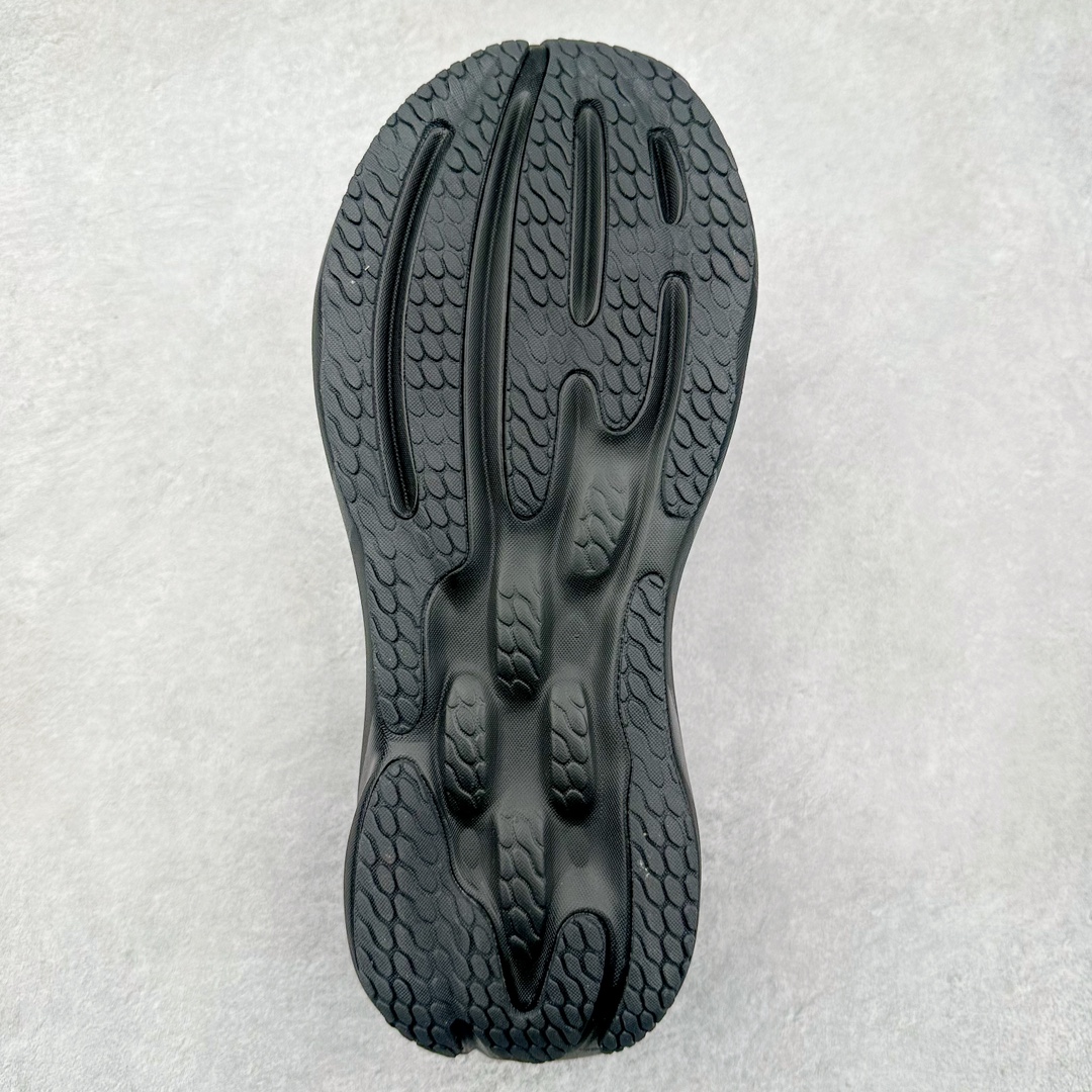 图片[9]-New Balance Fresh Foam X NB1080V5 新百伦系列低帮轻量化厚底健身休闲运动慢跑鞋 近赏｜无论是日常慢跑，还是City Walk，它都可轻松应对提起今年最流行的事情，想必在你所在的城市来一段City Walk，是很多潮男潮女都会做的吧。当时间来到十月，一年中最舒服的时光，无论是慢跑也好，还是City Walk，今天推荐的这双鞋，都可以轻松应对。那就是可以带给你久违的松弛感、治愈你柔软的需要的New Balance Fresh Foam X1080v15。作为New Balance经典跑鞋系列，1080系列可以说凝聚了品牌历来前沿科技与制造匠心。今年的v13版本可谓再度革新。在舒适体验、运动性能以及造型风格三个维度上做到了有机交融。舒适体验一直是1080跑鞋系列带给我们最大的直观感受，加上本就带有严肃跑鞋基因，在今年全新材料配方的Fresh FoamX中底泡棉上则有了不一样的缓震性能，重新定义“踩屎感”。可再生柔软针织鞋面使用可追溯的Repreve再生鞋面材料，柔软透气的鞋面提供绵密的贴合与包裹感，轻量分区橡胶大底分区外底橡胶采用新材料，改进纹路设计，增加前掌外底硬度，提升滚动反馈和传动效率。尺码：40 40.5 41.5 42 42.5 43 44 45-选品中心