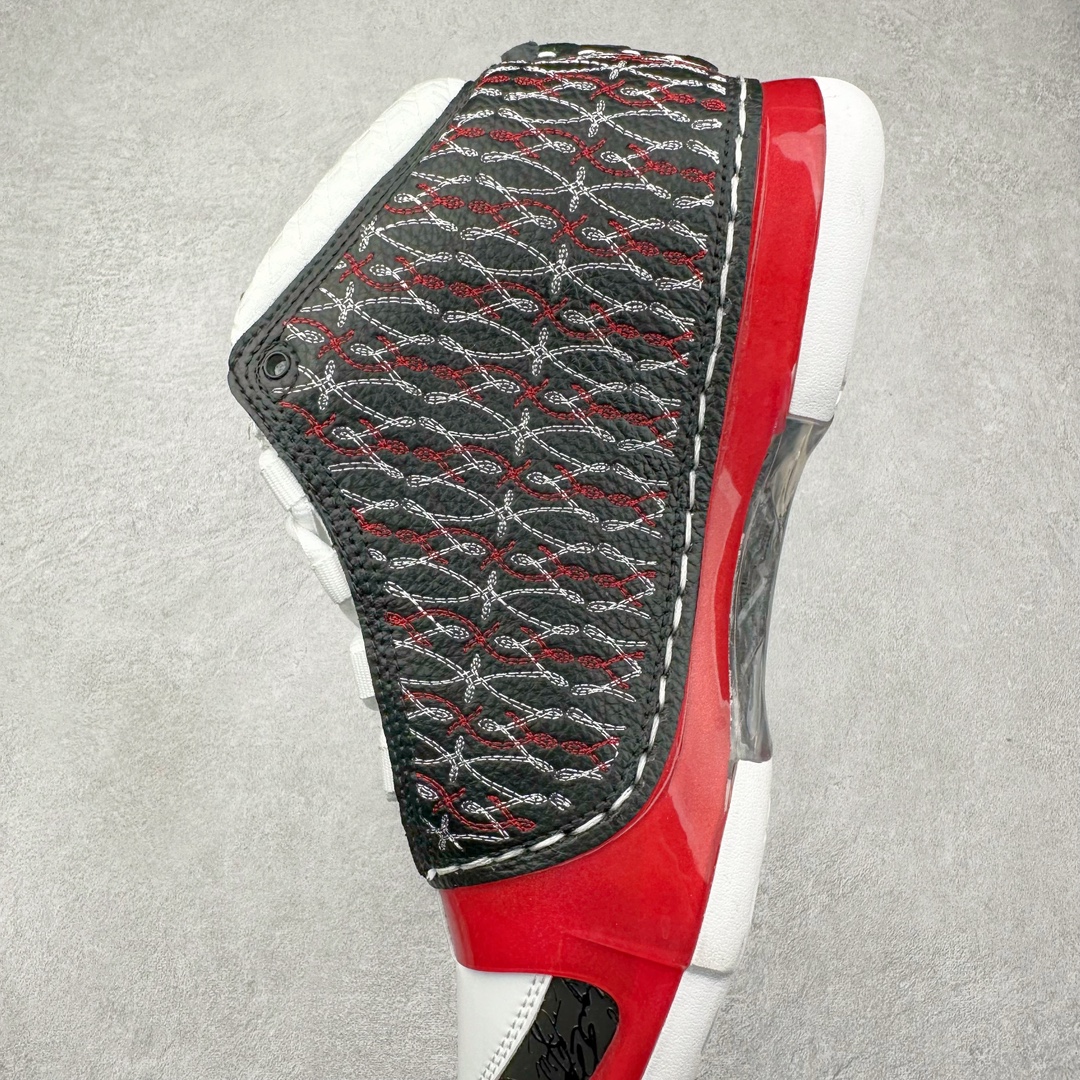 图片[7]-Air Jordan XX3 OG 迈克尔·乔丹高帮复古休闲文化运动篮球鞋 318376-061 原楦开发版型 采用厚实荔枝纹仿牛皮组合牛剖革鞋面材质 中底搭载仿塑纤中板缓震 缜密中底拉帮工艺 搭载一次压模成形 Phylon中底 外置高性能环抱式TPU组合防滑耐磨橡胶大底 AJ23在诞生以前被称为AJ系列最后一代以数字命名的球鞋 所以在设计上格外用心 体现出绅士的儒雅风格 鞋舌上带有雕花细节设计 大面积TPU稳定托盘 鞋面缝有三维走线 鞋头有MJ本人签名印字 Phylon中底 全掌Zoom Air缓震科技 外底纹路为MJ本人放大的指纹 尺码：40 40.5 41 42 42.5 43 44 44.5 45 46 47.5-选品中心