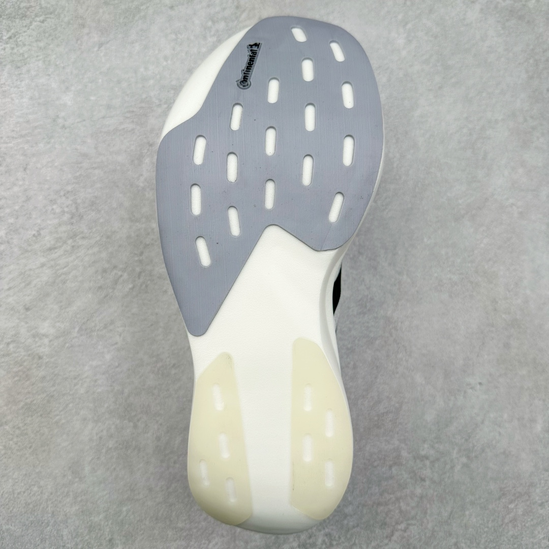 图片[9]-AD Adizero Eva SL M 零度进化版系列低帮轻便透气竞速休闲运动慢跑鞋 JP6206 相信大家对去年 adidas 横空出世的「顶级超跑」adiZero Adios Pro EVO 1 记忆犹新！不仅登顶阿迪史上最轻跑鞋宝座，更在接下来的全球马拉松赛事中，持续书写着惊人成绩，被网友戏称新一代「阿迪神鞋」全网刷屏！极简设计语言与强烈速度感和存在感的鞋侧三线，让人过目不忘，特别种草！其中定位于中长跑训练的 adidas Adizero Evo SL，整体外观造型与 adiZero Adios Pro EVO 1 非常相似。中底配置方面搭载全掌 Lightstrike Pro，鞋面采用透气网面示人，契合日常训练鞋的定位，更加耐用。外底给到了马牌橡胶，及类似上代竞速旗舰 adidas Adizero Adios Pro 3 区域分布。整体看下来无论是外观的鲜明辨识度，还是配置的扎实程度都很顶。尺码：36 36⅔ 37⅓ 38 38⅔ 39⅓ 40 40⅔ 41⅓ 42 42⅔ 43⅓ 44 45-选品中心