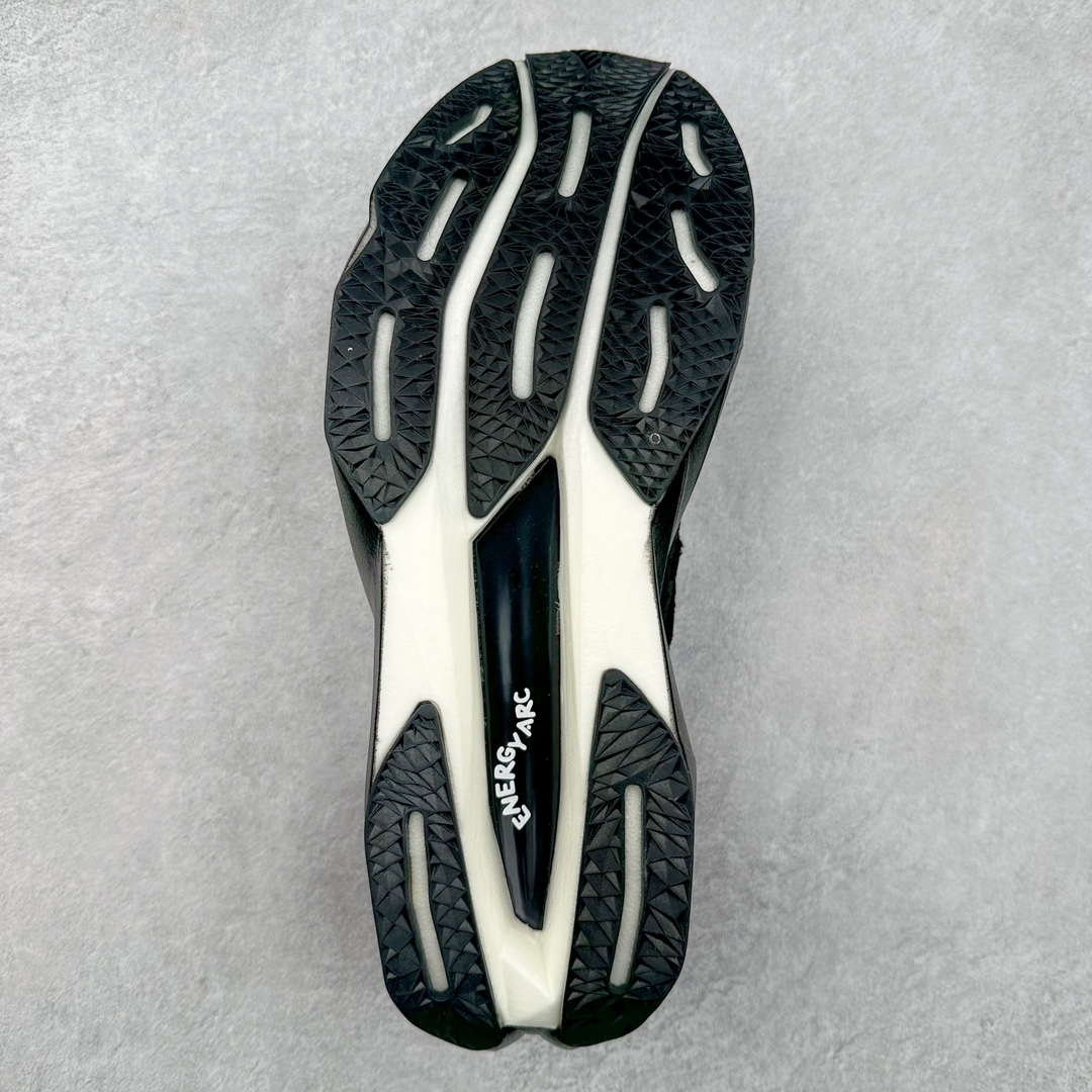 图片[9]-NEW BALANCE Rebel FuelCell Rebel V4 SuperComp Elite 精英版内置碳板 舒适时尚织物减震耐磨低帮马拉松轻量化跑步鞋 NB新百伦于 2019 年夏天首次发布了 Rebel 在制鞋业仍在向强调能量回报的弹力泡沫转变的时候 Rebel 确实是一个叛逆者 快进到 2024 年 Rebel v4 承诺通过重新配制的中底化合物和更高的堆叠高度提供更轻、更有弹性的跑步体验 就像New Balance SC Elite v4一样 Rebel v4 提供了完全重新设计的中底化合物 最新的混合物将 New Balance 专有的 FuelCell 泡沫（TPU 和 EVA 的混合物）与 PEBA 泡沫相结合 带来更弹跳的跑步体验 PEBA是一种超轻 高性能的泡沫 通常出现在镀碳超级鞋中 New Balance Rebel v4、ASICS Novablast 4和Brooks Hyperion Max都是精力充沛的无电镀运动鞋 在速度锻炼和快节奏中大放异彩 这三款鞋都依靠它们的中底泡沫和轻微的摇杆形状来创造一种向前滚动的感觉 而且虽然这些鞋子在堆叠高度和重量方面各不相同 但它们提供了相似的软硬比例 有足够的流行力来加快步伐 尺码：36 37 37.5 38 38.5 39.5 40 40.5 41.5 42 42.5 43 44 45-选品中心