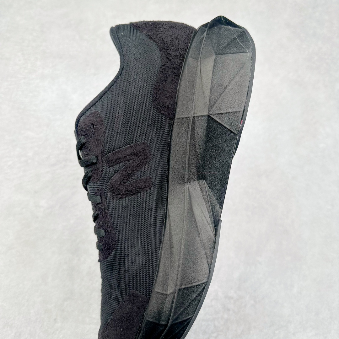 图片[7]-NEW BALANCE Rebel FuelCell Rebel V4 SuperComp Elite 精英版内置碳板 舒适时尚织物减震耐磨低帮马拉松轻量化跑步鞋 NB新百伦于 2019 年夏天首次发布了 Rebel 在制鞋业仍在向强调能量回报的弹力泡沫转变的时候 Rebel 确实是一个叛逆者 快进到 2024 年 Rebel v4 承诺通过重新配制的中底化合物和更高的堆叠高度提供更轻、更有弹性的跑步体验 就像New Balance SC Elite v4一样 Rebel v4 提供了完全重新设计的中底化合物 最新的混合物将 New Balance 专有的 FuelCell 泡沫（TPU 和 EVA 的混合物）与 PEBA 泡沫相结合 带来更弹跳的跑步体验 PEBA是一种超轻 高性能的泡沫 通常出现在镀碳超级鞋中 New Balance Rebel v4、ASICS Novablast 4和Brooks Hyperion Max都是精力充沛的无电镀运动鞋 在速度锻炼和快节奏中大放异彩 这三款鞋都依靠它们的中底泡沫和轻微的摇杆形状来创造一种向前滚动的感觉 而且虽然这些鞋子在堆叠高度和重量方面各不相同 但它们提供了相似的软硬比例 有足够的流行力来加快步伐 尺码：36 37 37.5 38 38.5 39.5 40 40.5 41.5 42 42.5 43 44 45-选品中心