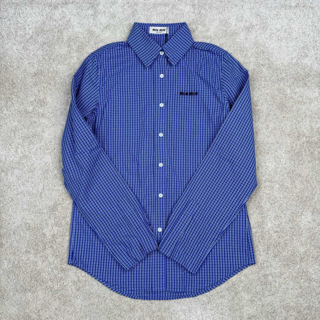 图片[2]-＃GD广顶 MIU MIU SS24 缪缪格纹字母刺绣落肩单排扣长袖衬衫 宝石蓝 面料采用40支加厚天丝混纺面料，非常昂贵比常规衬衫更厚更有质感、市面版本均比我们这个薄一倍，单价差了一半，纽扣采用天然贝母纽扣，绣花为日本百联达刺绣、此款袖口为散口设计并非瑕疵！内里所有细节全部无缝包股、工价非常高昂，品质完美！此款不挑男女做了6个尺码、适合全部人群！尺码：36 38 40 42 44 46-选品中心
