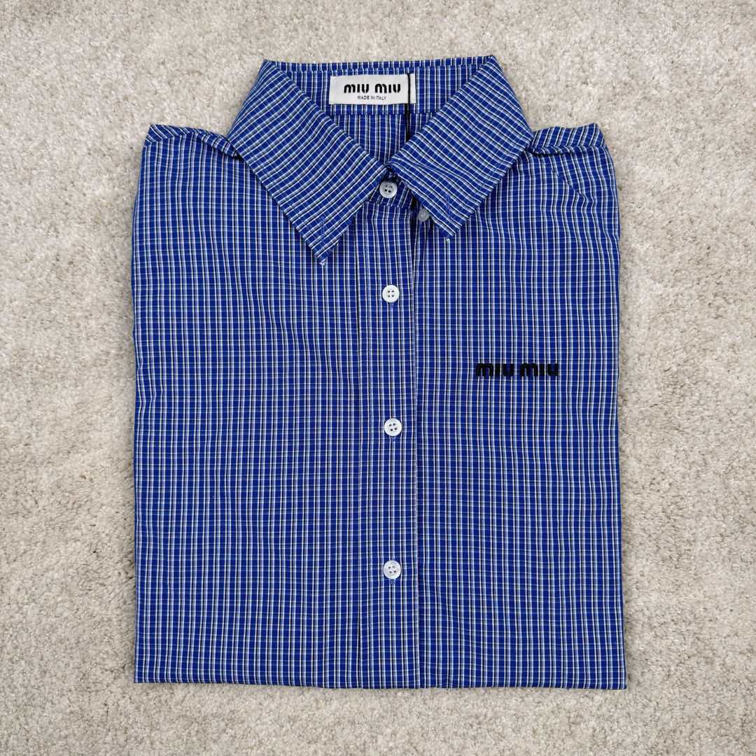图片[4]-＃GD广顶 MIU MIU SS24 缪缪格纹字母刺绣落肩单排扣长袖衬衫 宝石蓝 面料采用40支加厚天丝混纺面料，非常昂贵比常规衬衫更厚更有质感、市面版本均比我们这个薄一倍，单价差了一半，纽扣采用天然贝母纽扣，绣花为日本百联达刺绣、此款袖口为散口设计并非瑕疵！内里所有细节全部无缝包股、工价非常高昂，品质完美！此款不挑男女做了6个尺码、适合全部人群！尺码：36 38 40 42 44 46-选品中心