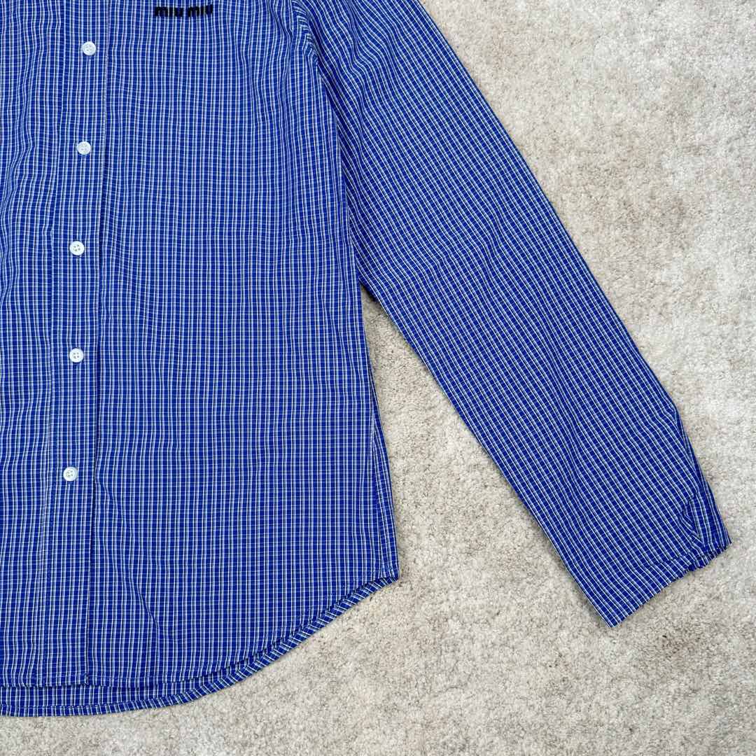 图片[9]-＃GD广顶 MIU MIU SS24 缪缪格纹字母刺绣落肩单排扣长袖衬衫 宝石蓝 面料采用40支加厚天丝混纺面料，非常昂贵比常规衬衫更厚更有质感、市面版本均比我们这个薄一倍，单价差了一半，纽扣采用天然贝母纽扣，绣花为日本百联达刺绣、此款袖口为散口设计并非瑕疵！内里所有细节全部无缝包股、工价非常高昂，品质完美！此款不挑男女做了6个尺码、适合全部人群！尺码：36 38 40 42 44 46-选品中心