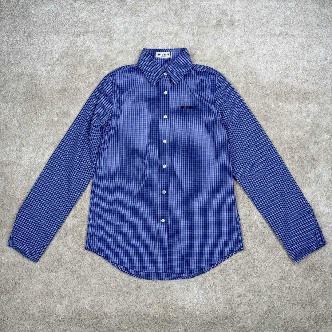 ＃GD广顶 MIU MIU SS24 缪缪格纹字母刺绣落肩单排扣长袖衬衫 宝石蓝 面料采用40支加厚天丝混纺面料，非常昂贵比常规衬衫更厚更有质感、市面版本均比我们这个薄一倍，单价差了一半，纽扣采用天然贝母纽扣，绣花为日本百联达刺绣、此款袖口为散口设计并非瑕疵！内里所有细节全部无缝包股、工价非常高昂，品质完美！此款不挑男女做了6个尺码、适合全部人群！尺码：36 38 40 42 44 46-选品中心